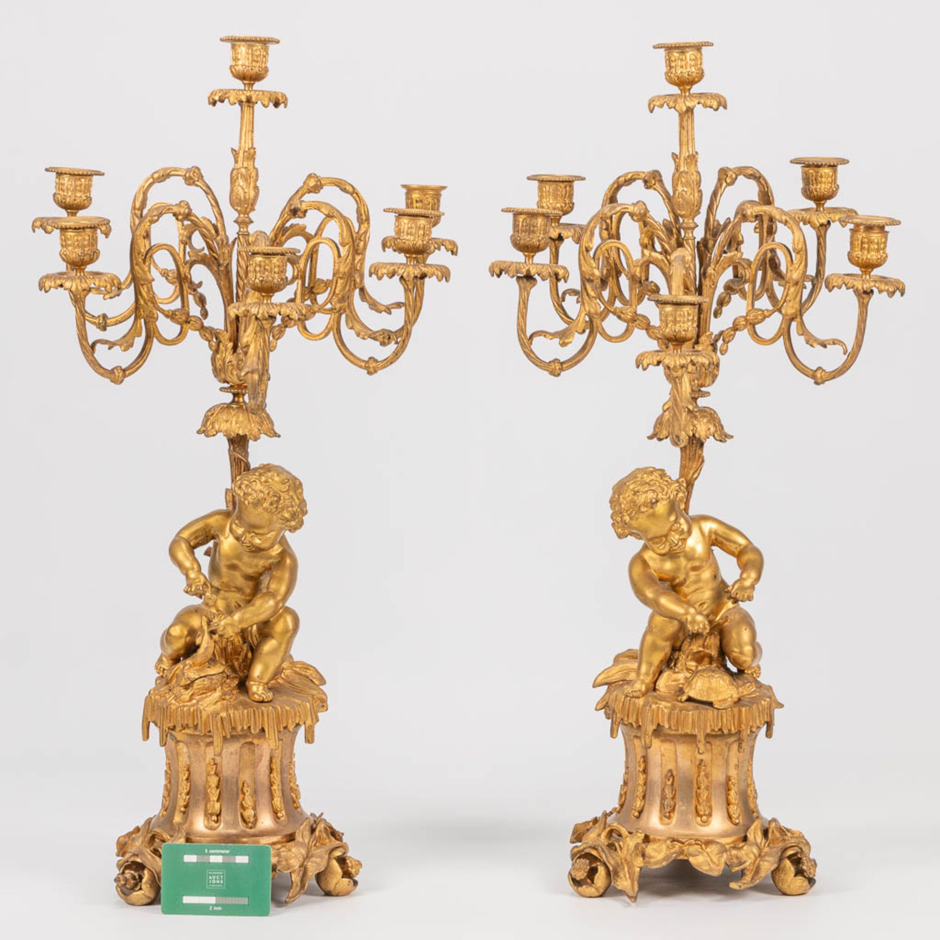 A pair of neoclassical candelabra decorated with putti, playing with pets. 19th century. (30 x 33 x  - Bild 7 aus 17
