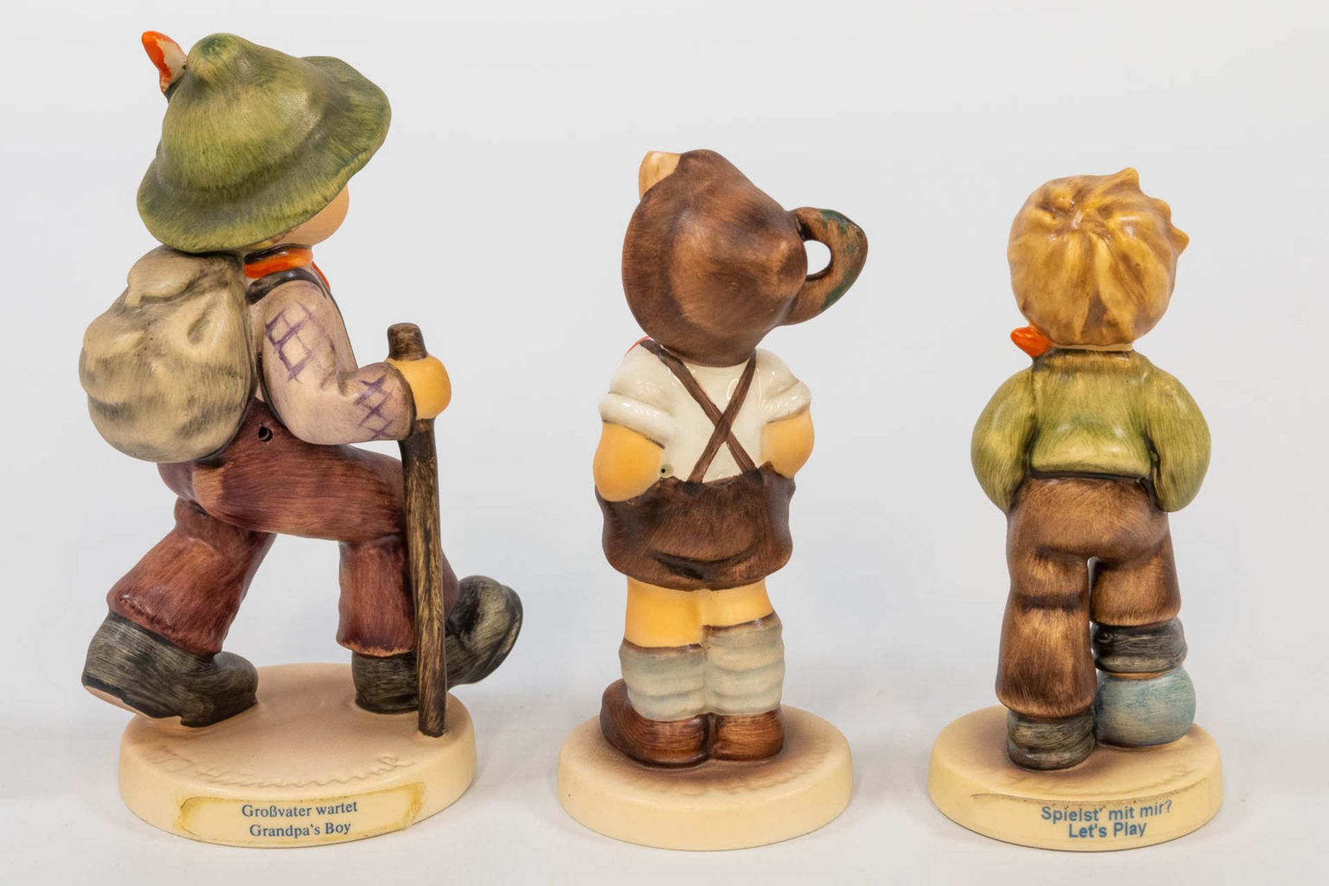 A collection of 6 Hummel statues and a table lamp. (20,5 cm) - Bild 14 aus 16