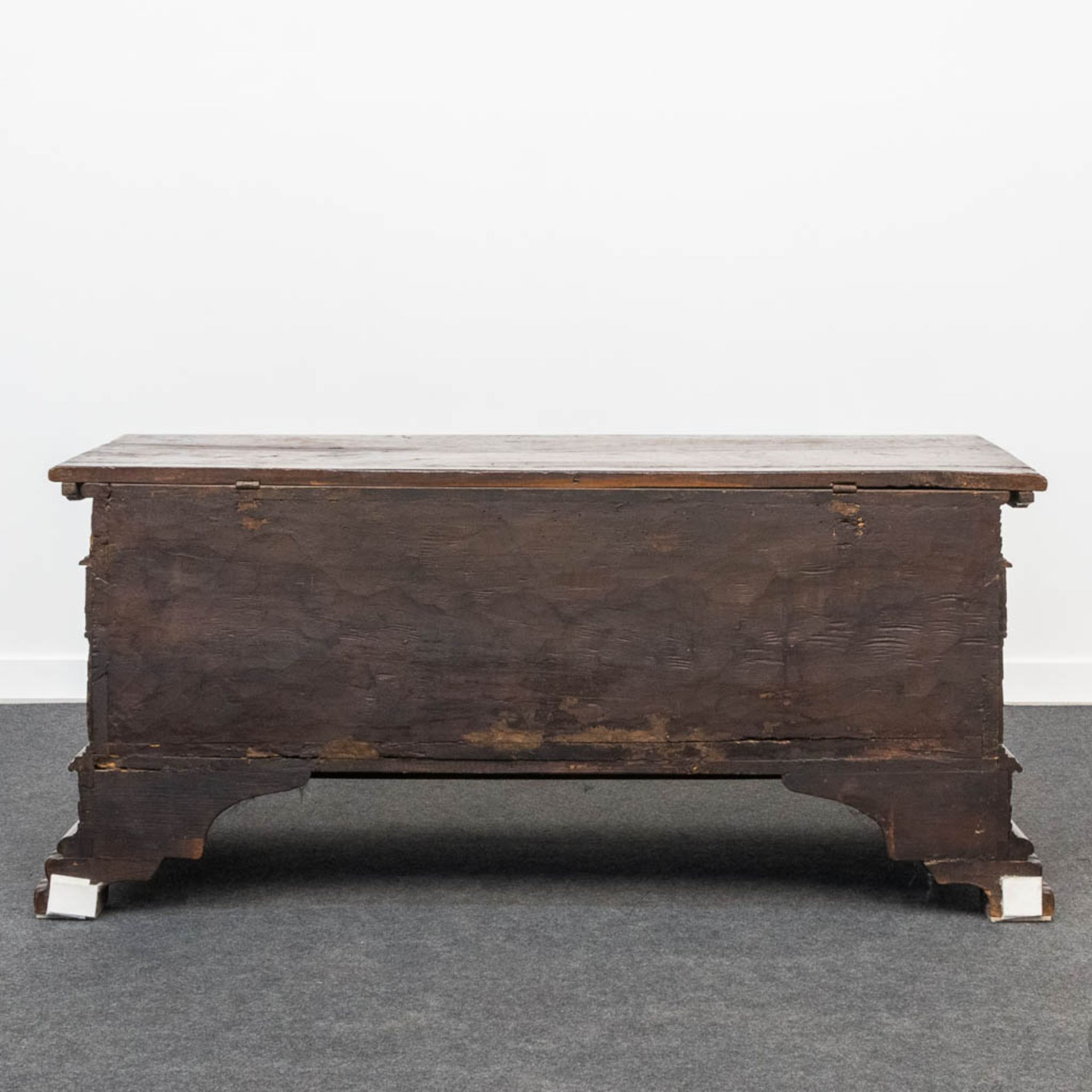 An antique chest, probably of Southern European origin. 18th century. (57 x 142 x 63 cm) - Bild 5 aus 15