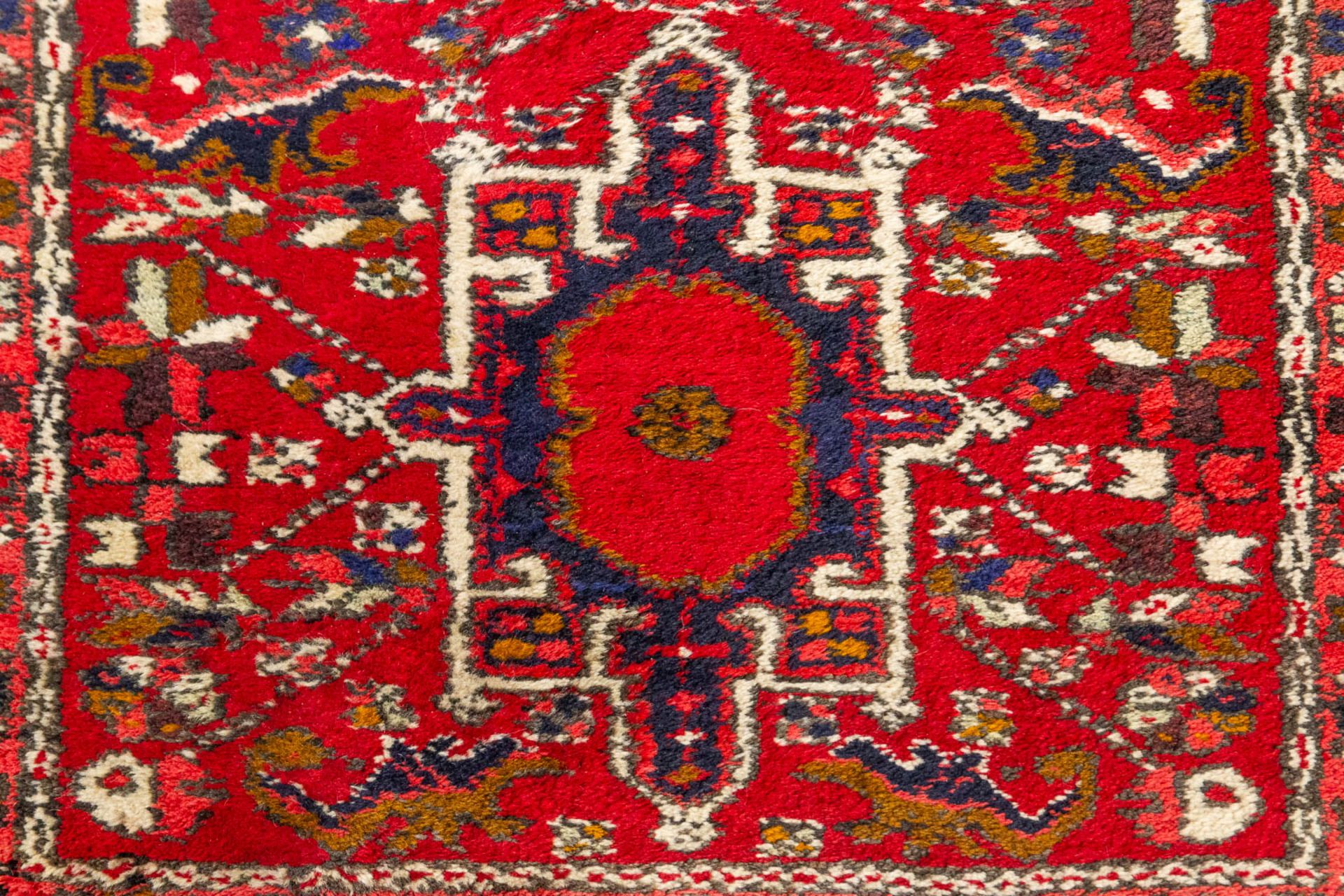 An Oriental hand-made carpet, Hamadan. (389 x 71 cm). - Bild 6 aus 6
