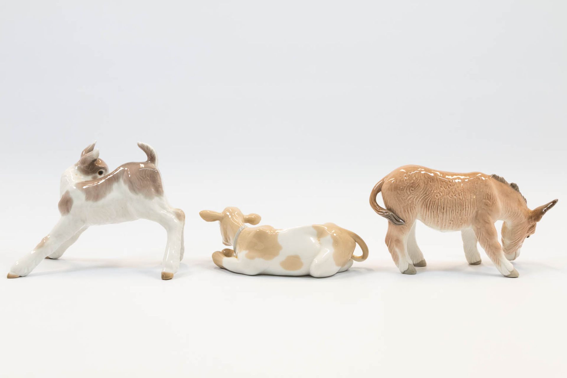 A collection of 6 porcelain figurines of animals and a fisherman, marked Lladro, made in Spain. (22  - Bild 3 aus 10