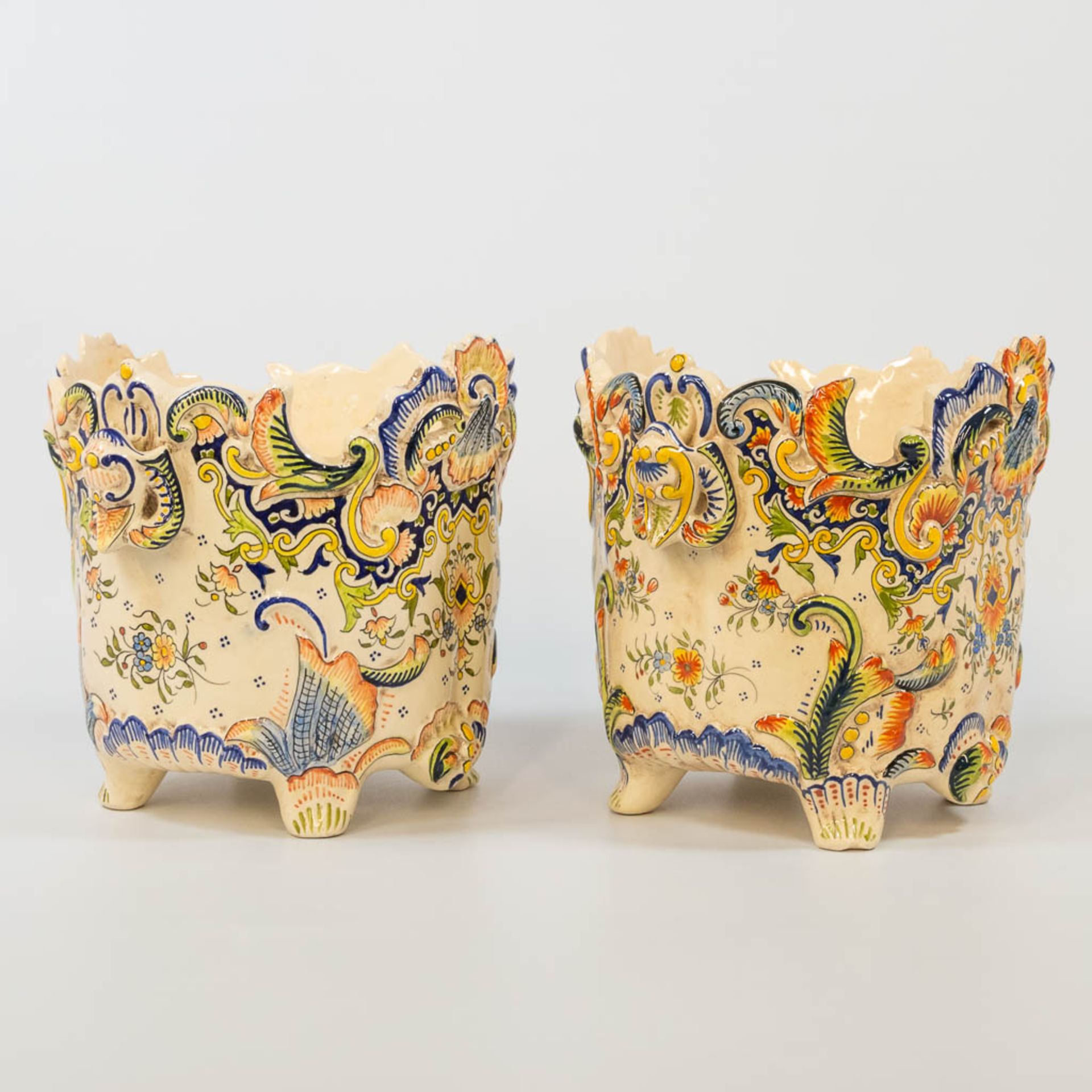 A pair of cache-pots with hand-painted decor, made of faience in Rouen, France. (23 x 27 x 22 cm) - Bild 13 aus 17