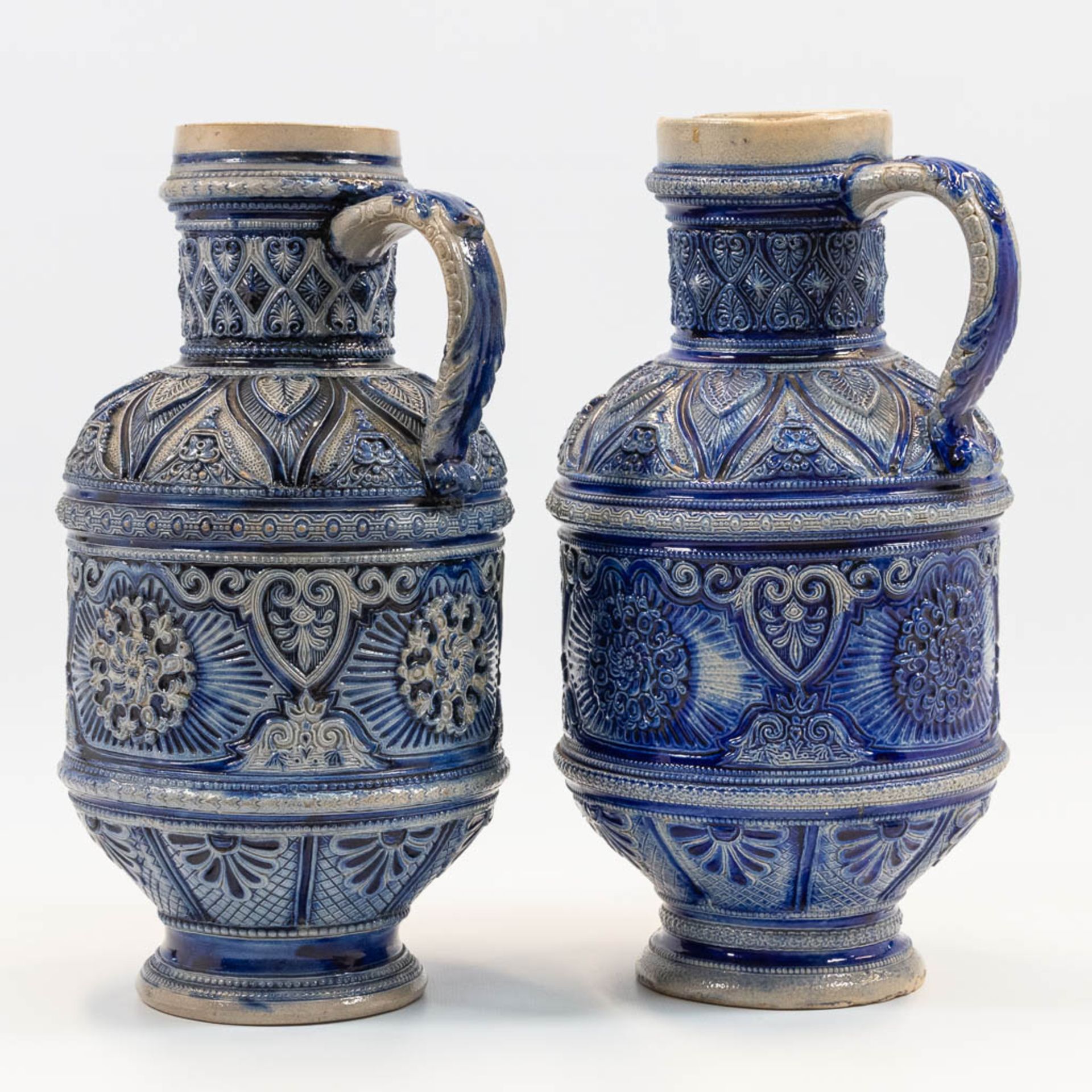 A collection of 2 Westerwald Pitchers with blue glaze, of which one has a Bartmann. (32 x 18 cm) - Image 10 of 14
