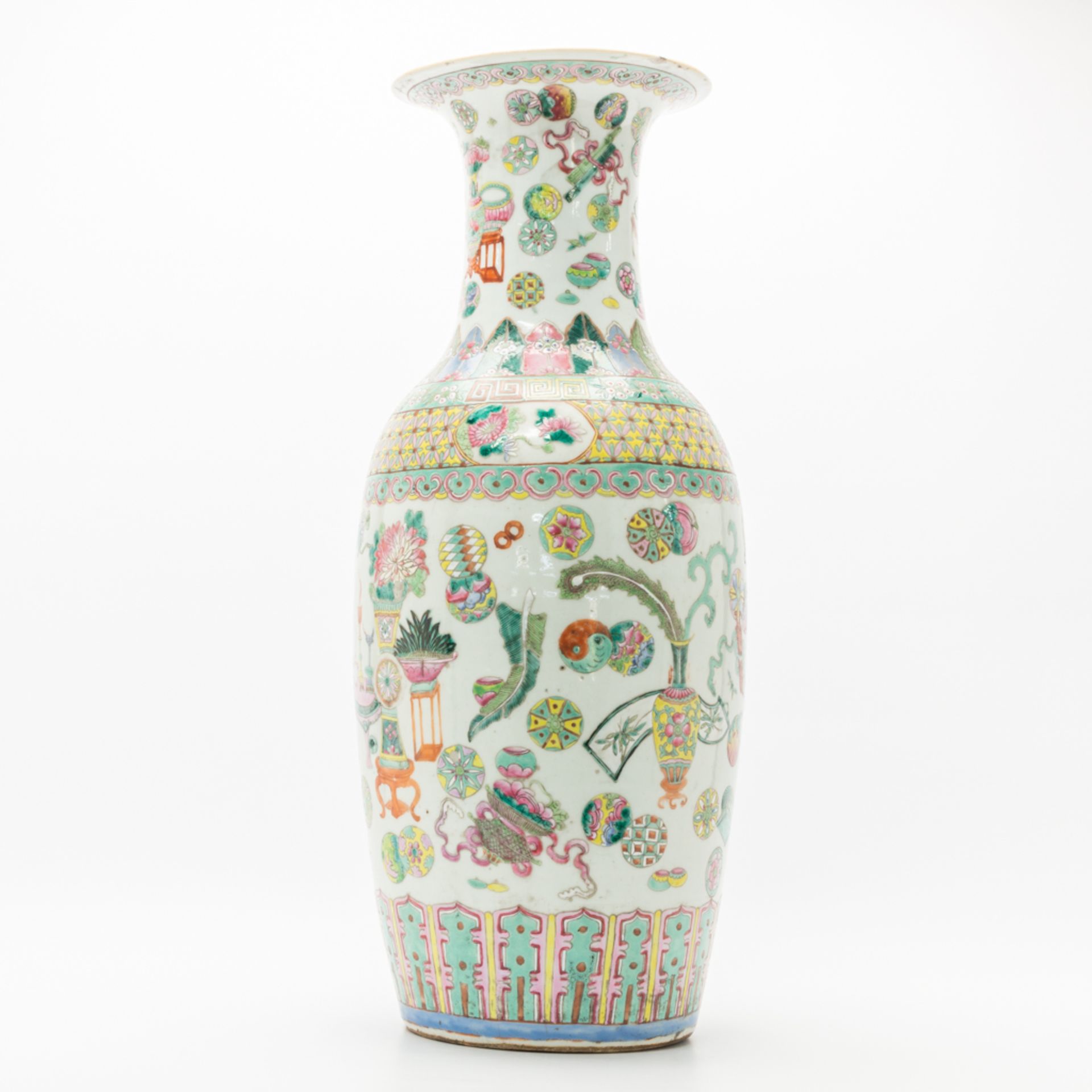 A Chinese vase with decor of symbols of happiness. 19th/20th century. (61 x 25 cm) - Bild 6 aus 20