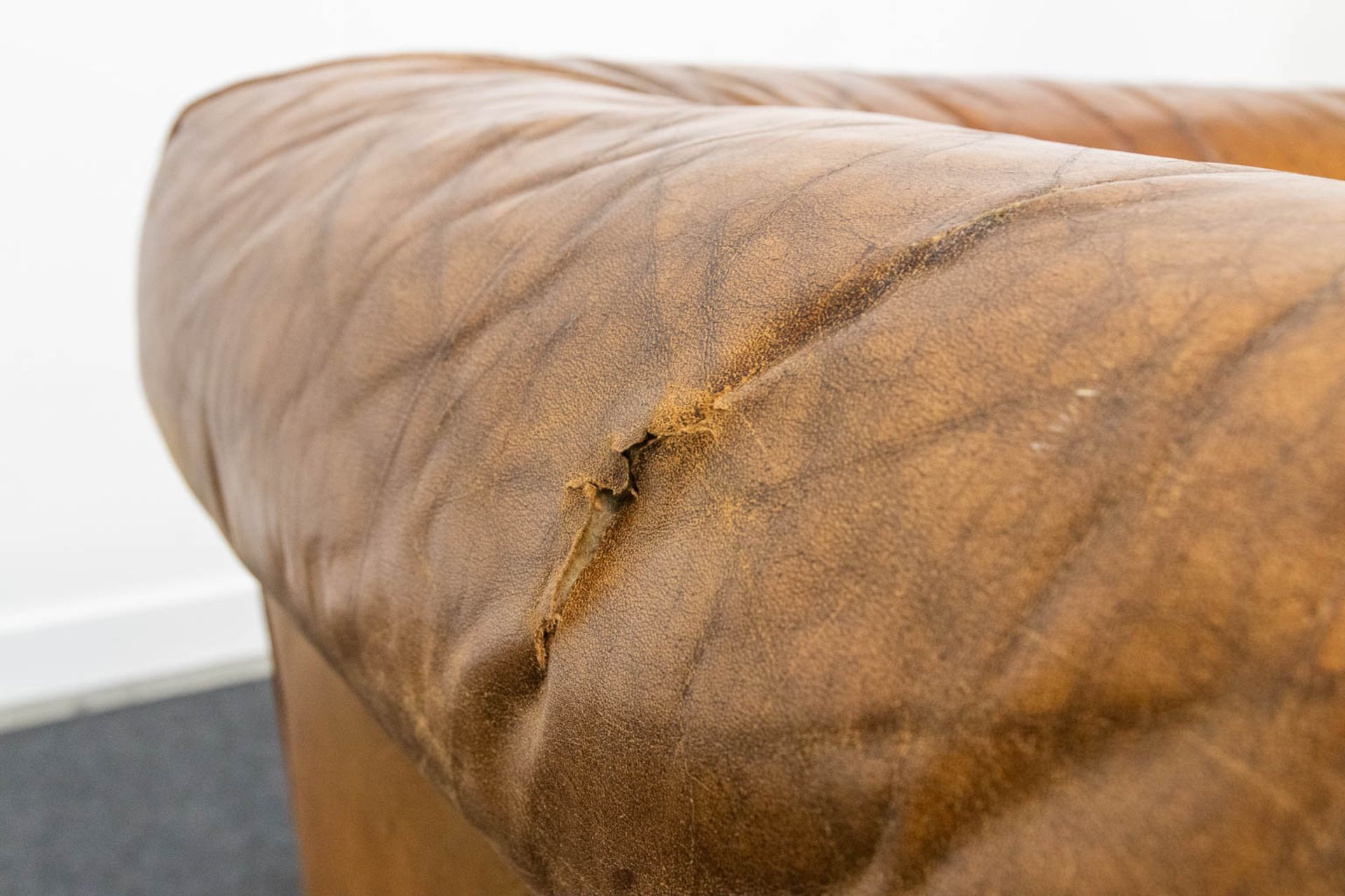 An antique leather club sofa. The first half of the 20th century. (85 x 88 x 70 cm) - Bild 10 aus 18