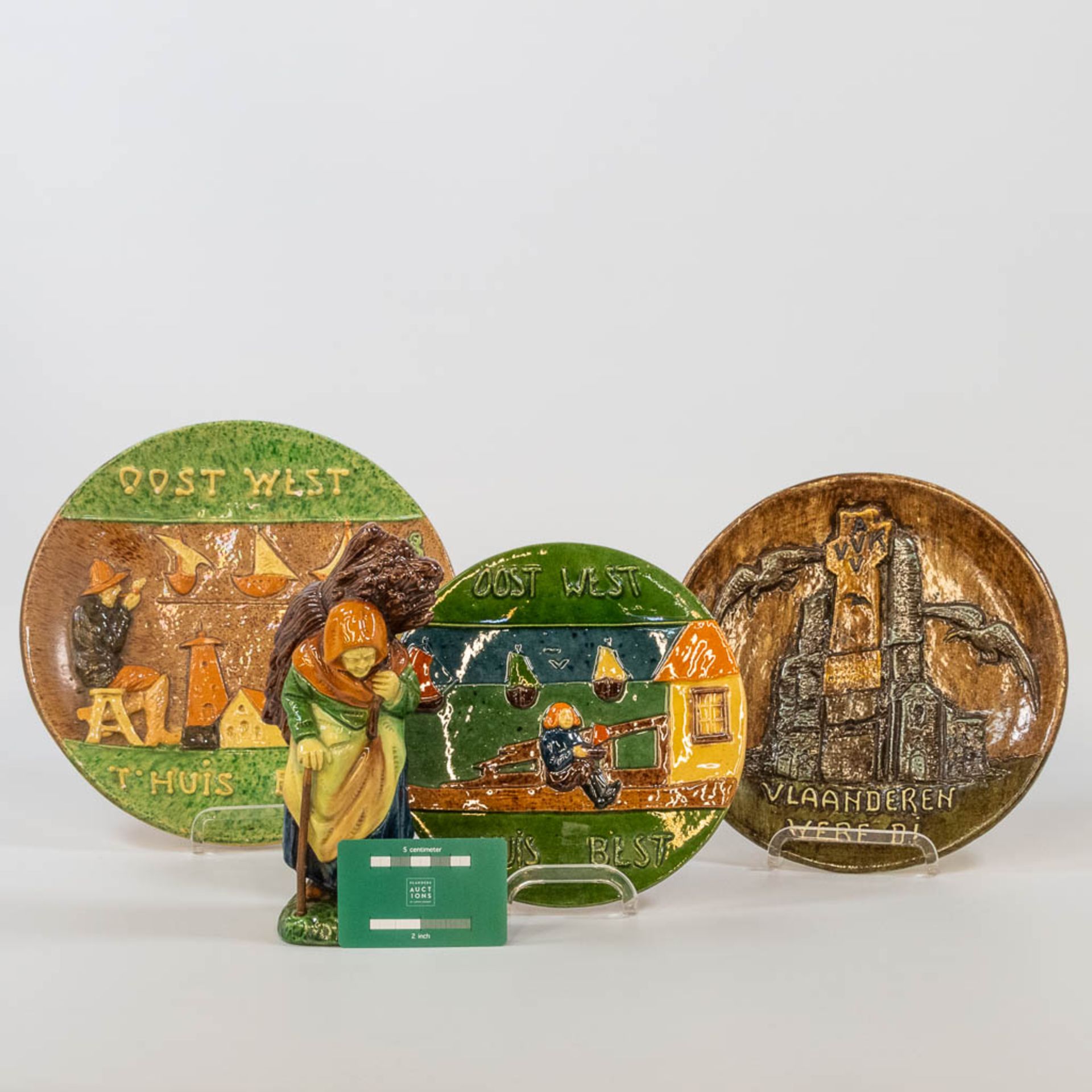 A collection of 3 display plates and a firewood gatherer, made in Flemish Earthenware. (3,5 x 26 cm) - Image 9 of 17