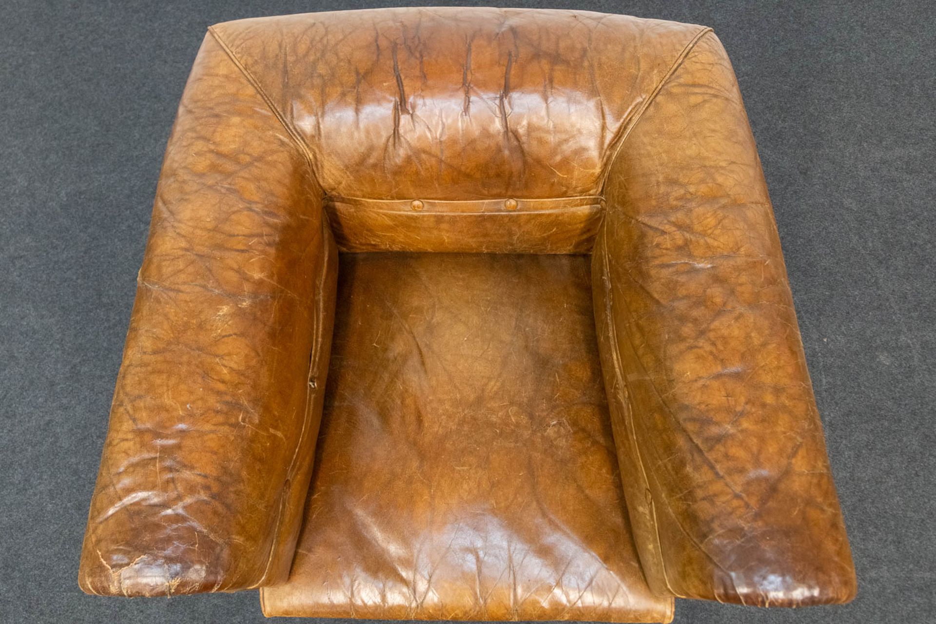 An antique leather club sofa. The first half of the 20th century. (85 x 88 x 70 cm) - Bild 14 aus 18