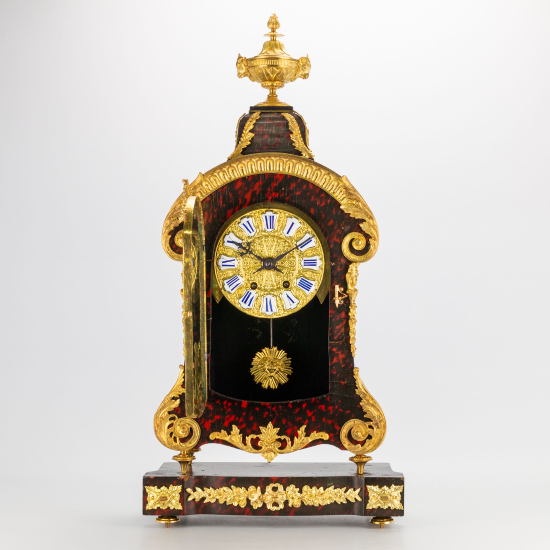 A table clock on console, made of tortoise shell and mounted with ormolu bronze. 19th century. (14,5 - Image 8 of 20