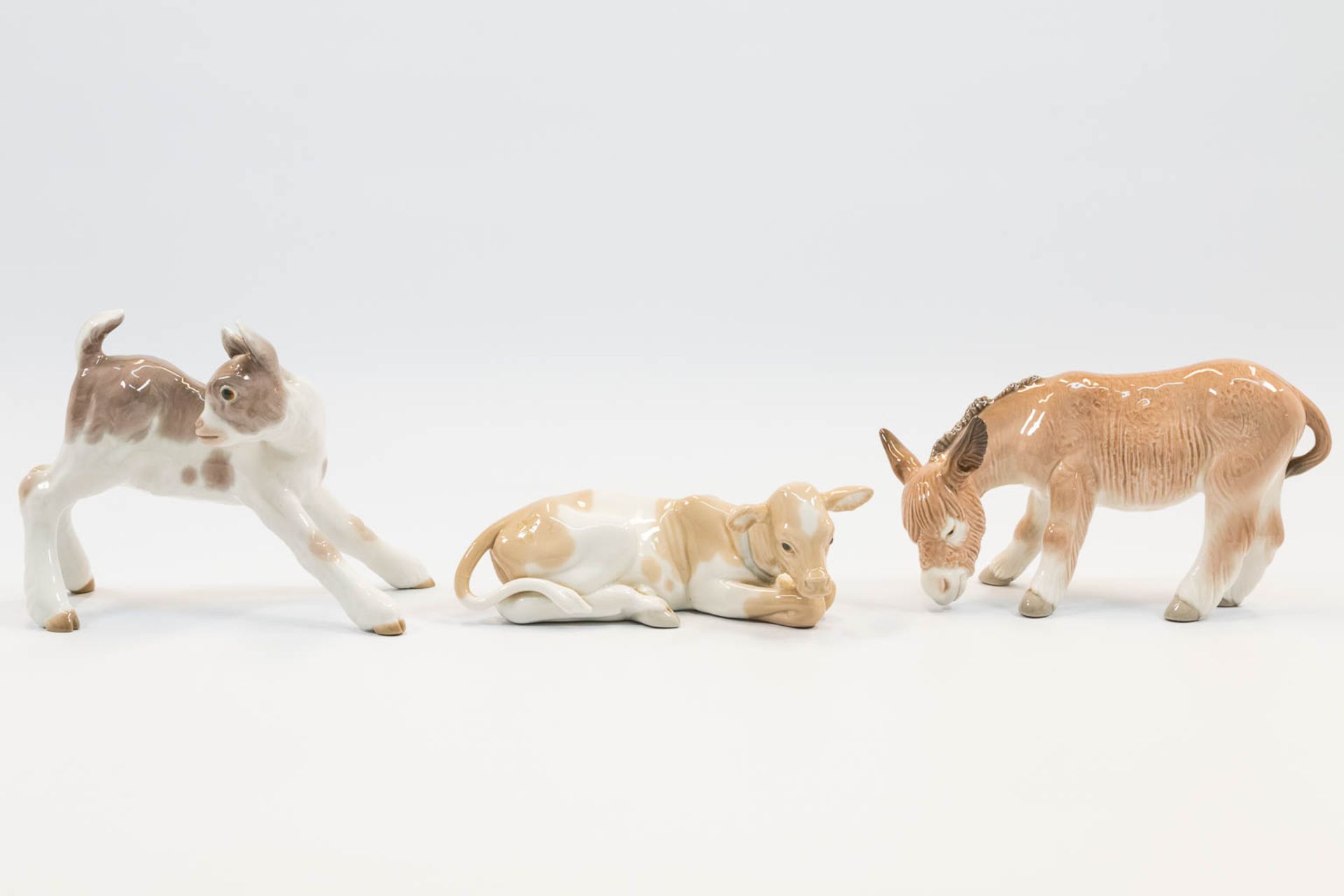 A collection of 6 porcelain figurines of animals and a fisherman, marked Lladro, made in Spain. (22  - Bild 5 aus 10