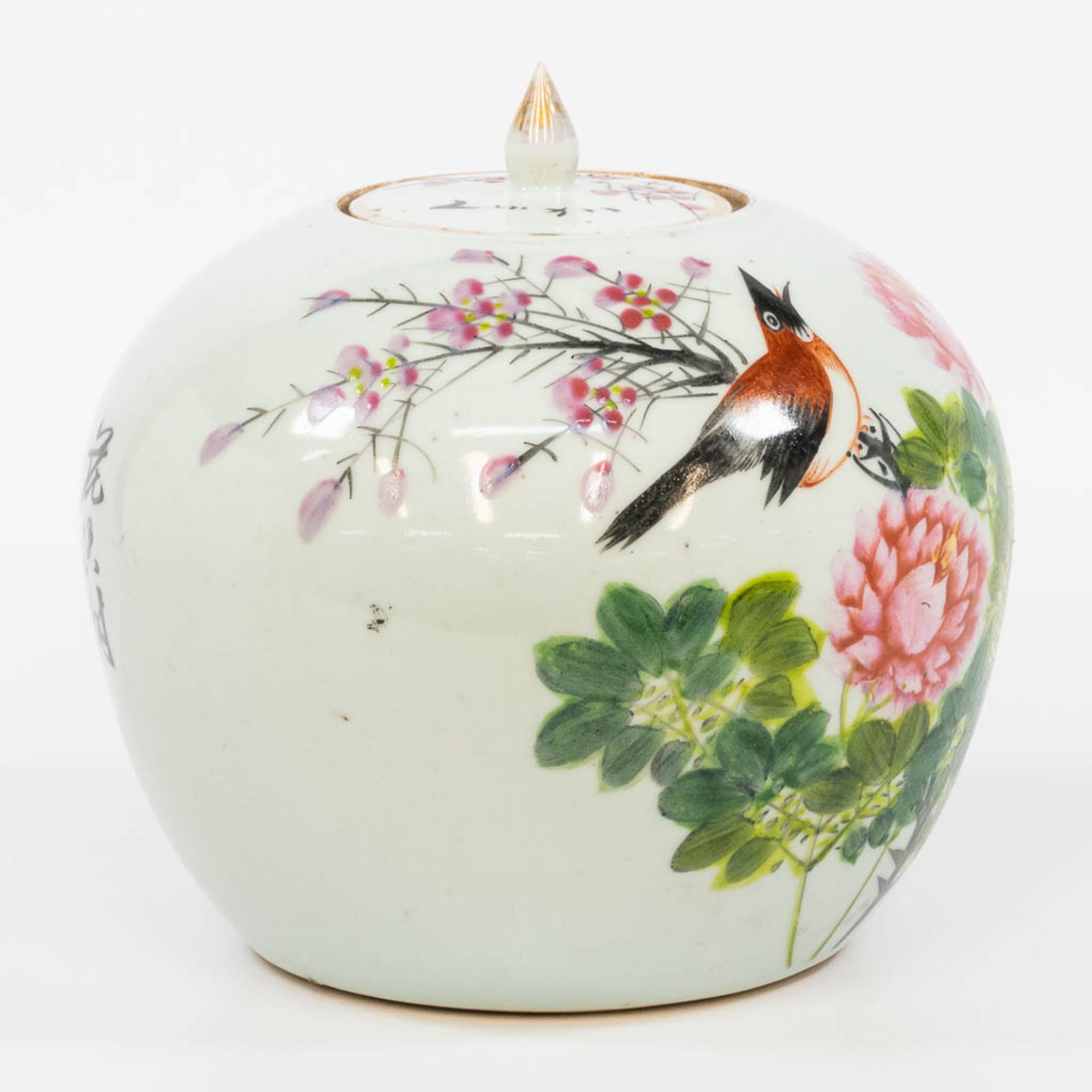 A Chinese ginger jar with hand-painted decor. (21,5 x 21 cm) - Bild 12 aus 15