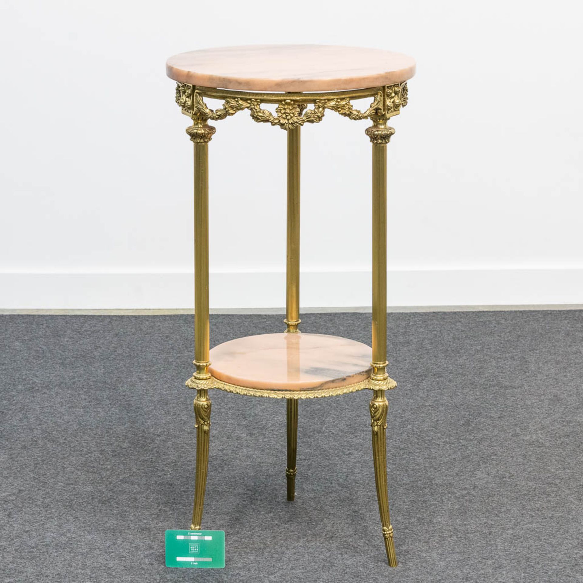 A two-tier side table made of bronze and with pink marble tops. (72 x 34,5 cm) - Bild 5 aus 12