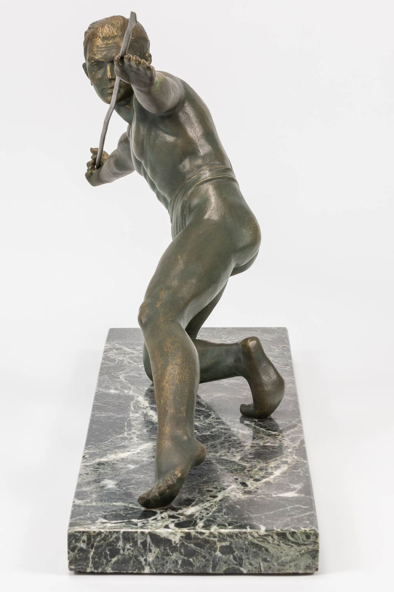 A bronze statue of a spear thrower in art deco style and standing on a marble base. The first half o - Bild 6 aus 13