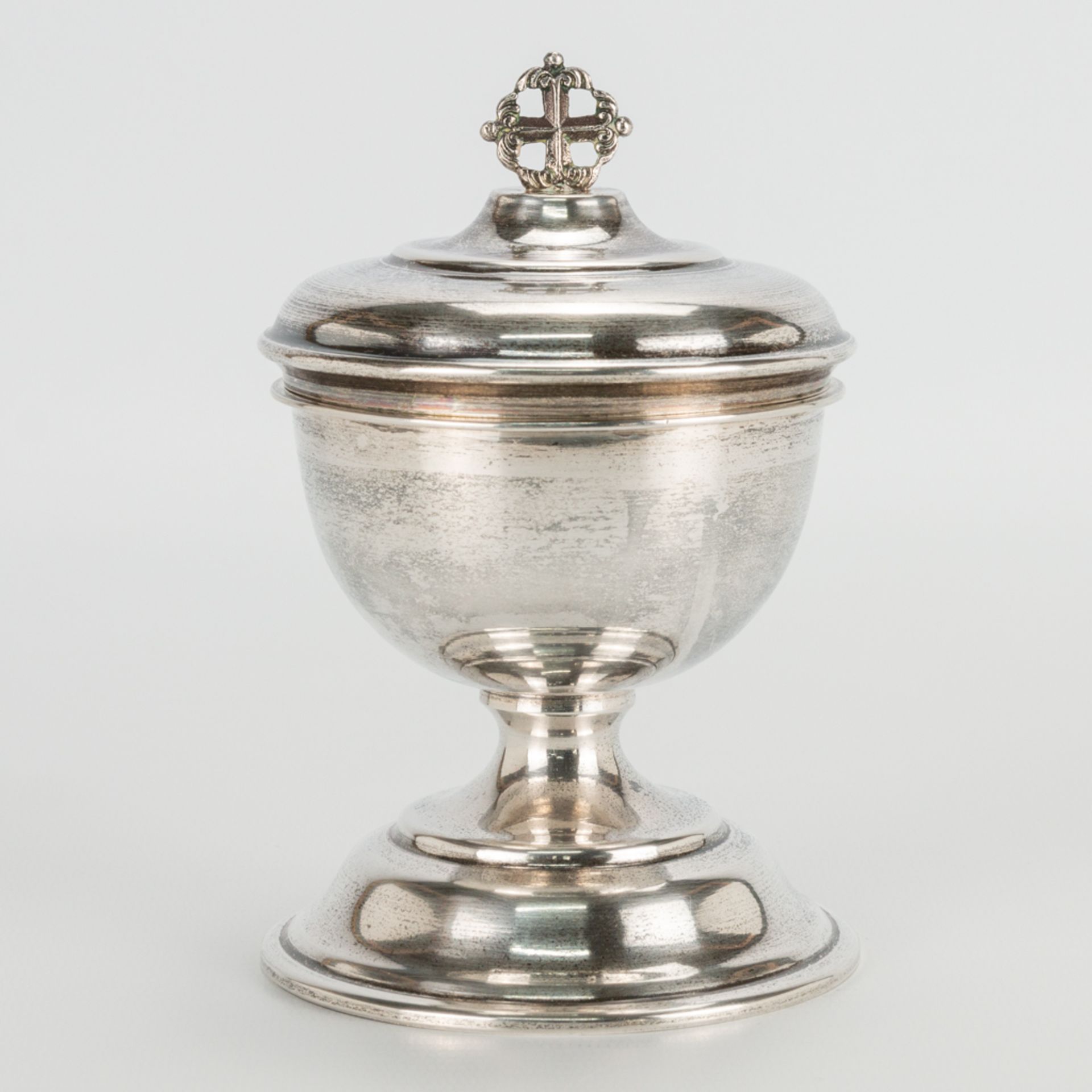 An antique silver ciborium with spoon. . (14 x 9 cm) - Bild 2 aus 11