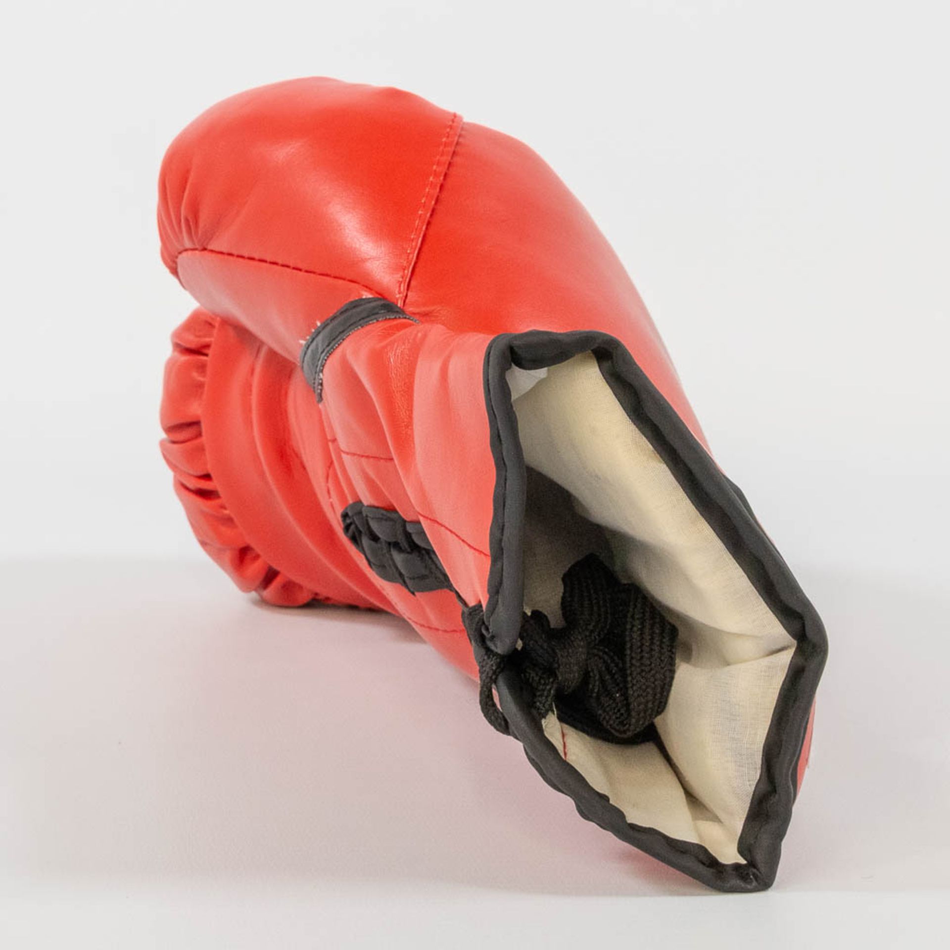 A signed boxing glove by Mike Tyson, with a JSA Witness Protection program certificate. (11 x 32 x 1 - Bild 6 aus 7