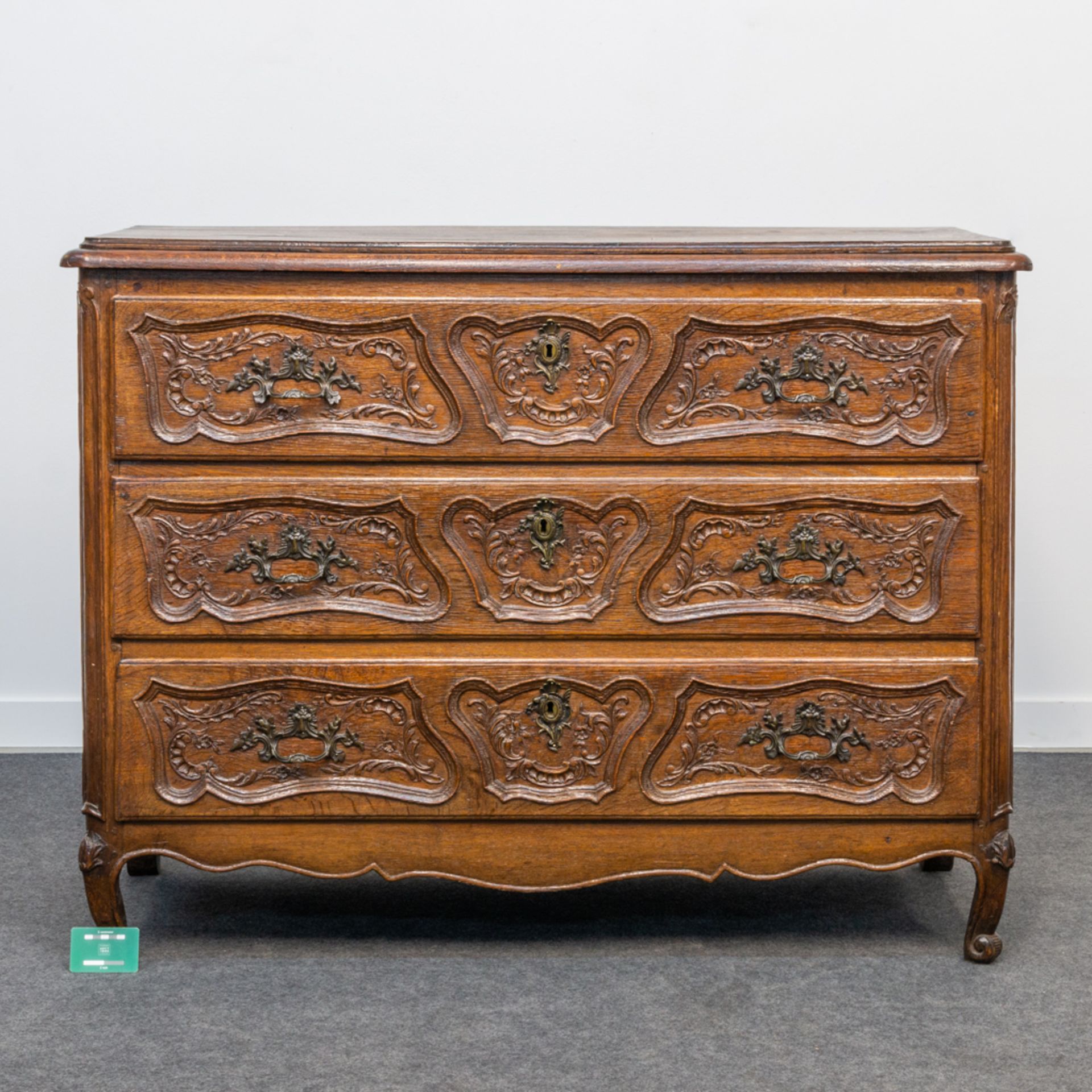 An antique commode with 3 drawers in the Louis XV period, sculptured decor, and mounted with bronze. - Bild 7 aus 17