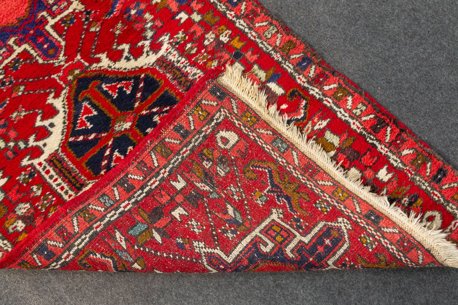 An Oriental hand-made carpet, Hamadan. (389 x 71 cm). - Bild 4 aus 6
