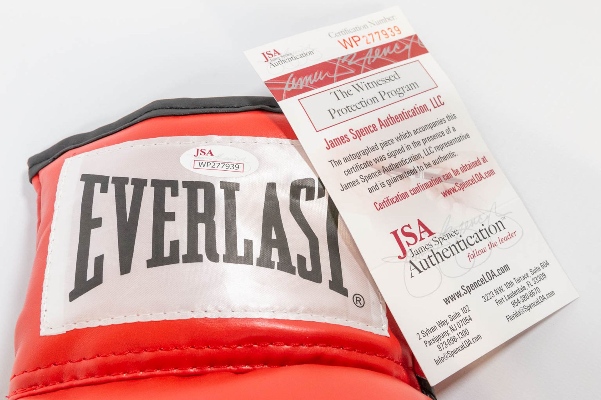 A signed boxing glove by Mike Tyson, with a JSA Witness Protection program certificate. (11 x 32 x 1 - Bild 7 aus 7