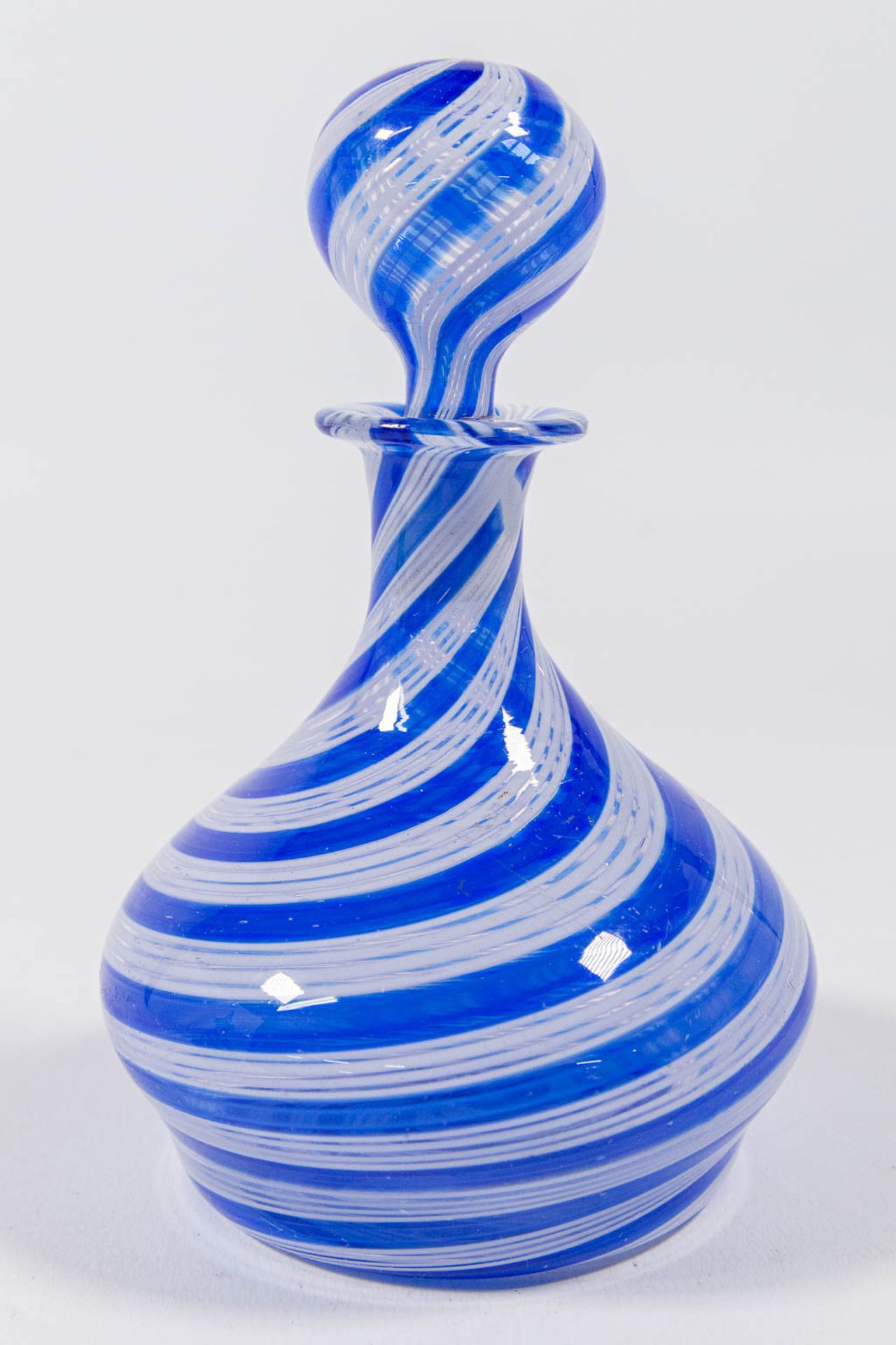 A pair of decanters with stopper, made in Murano, Italy around 1950. (15 x 9 cm) - Image 10 of 17