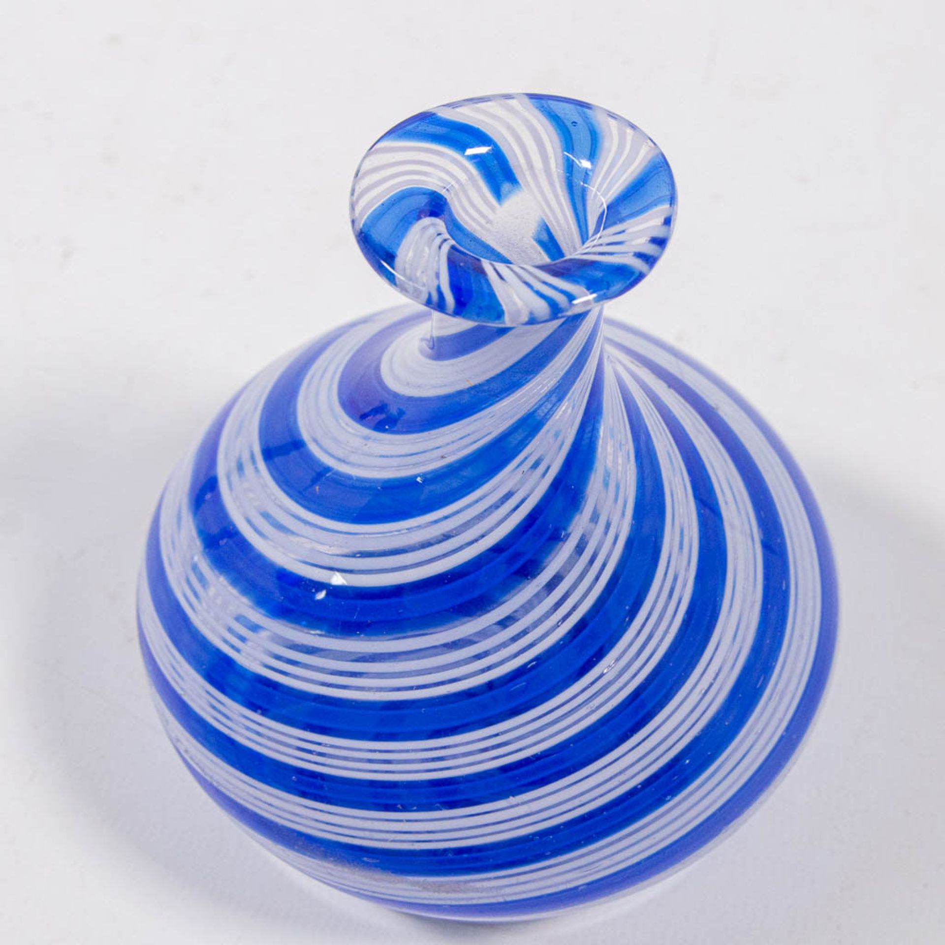 A pair of  decanters with stopper, made in Murano, Italy around 1950. (15 x 9 cm) - Bild 8 aus 17