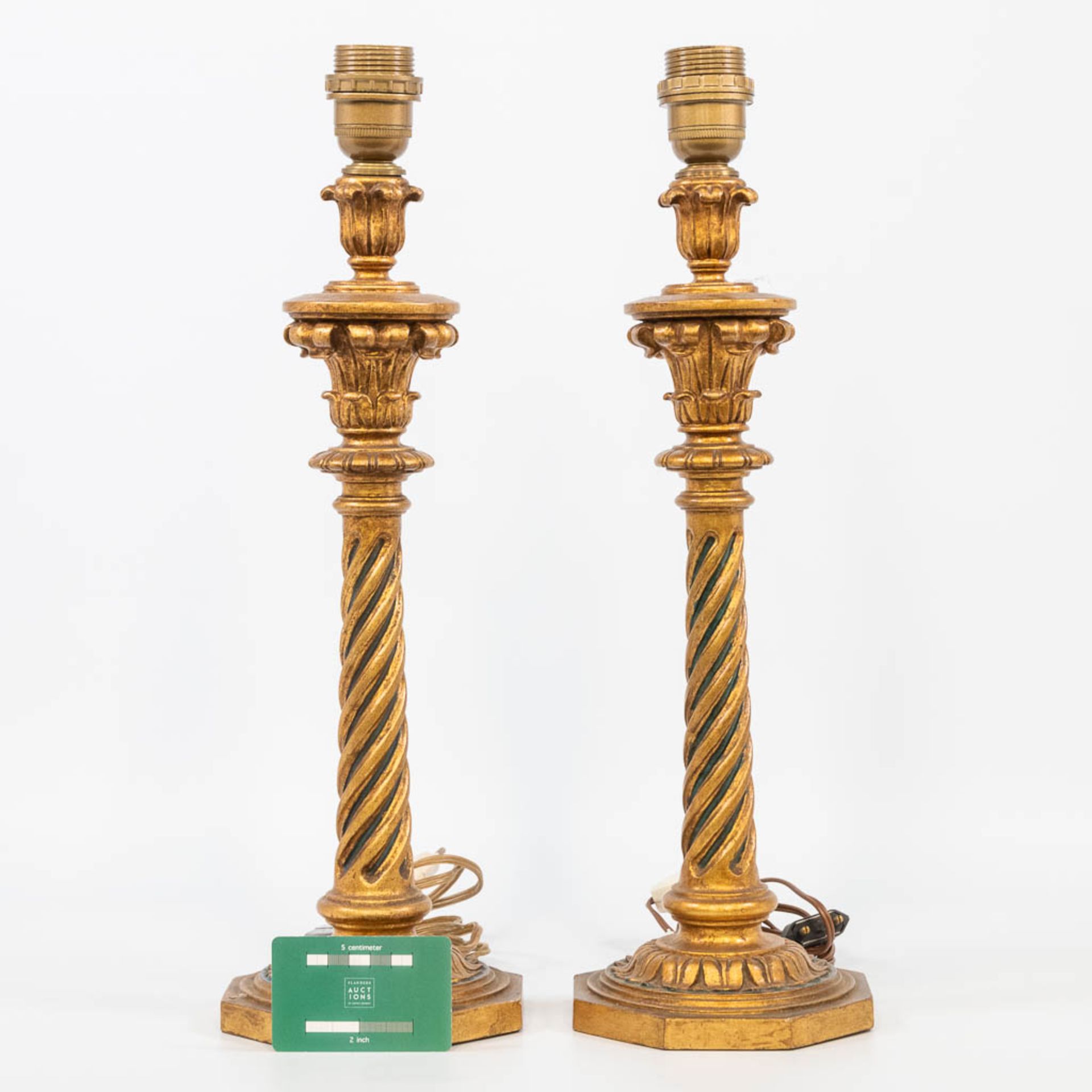 A pair of table lamps made of gilt sculptured wood. (42 x 15 cm) - Bild 2 aus 10