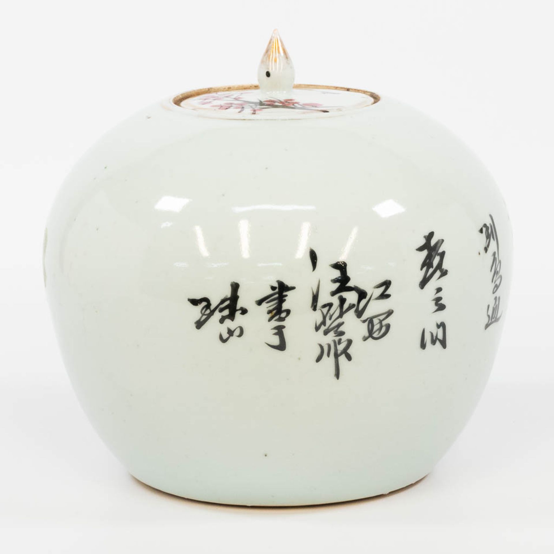 A Chinese ginger jar with hand-painted decor. (21,5 x 21 cm) - Bild 2 aus 15