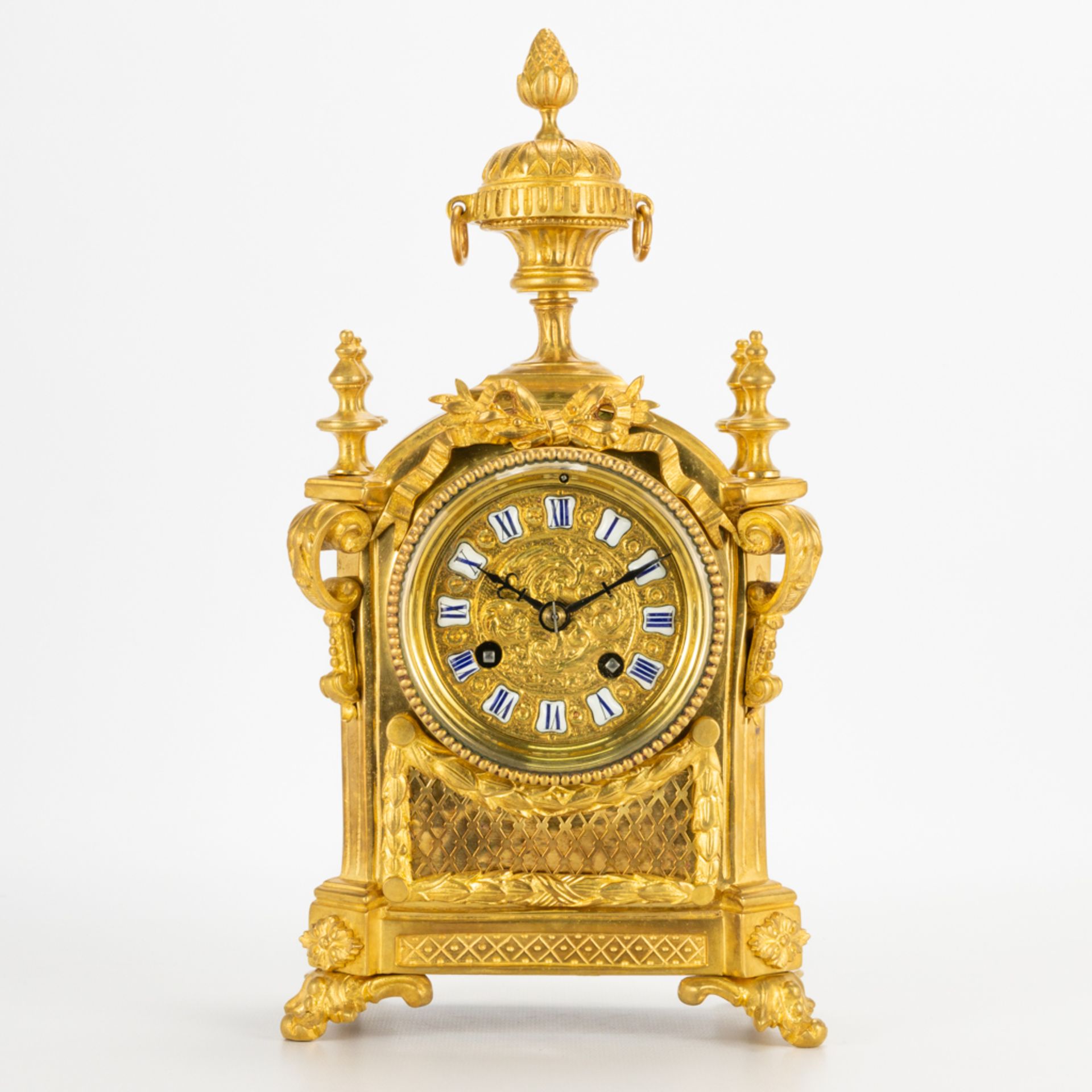 A ormolu gilt table clock made of bronze. 19th century. (10 x 17 x 31 cm)