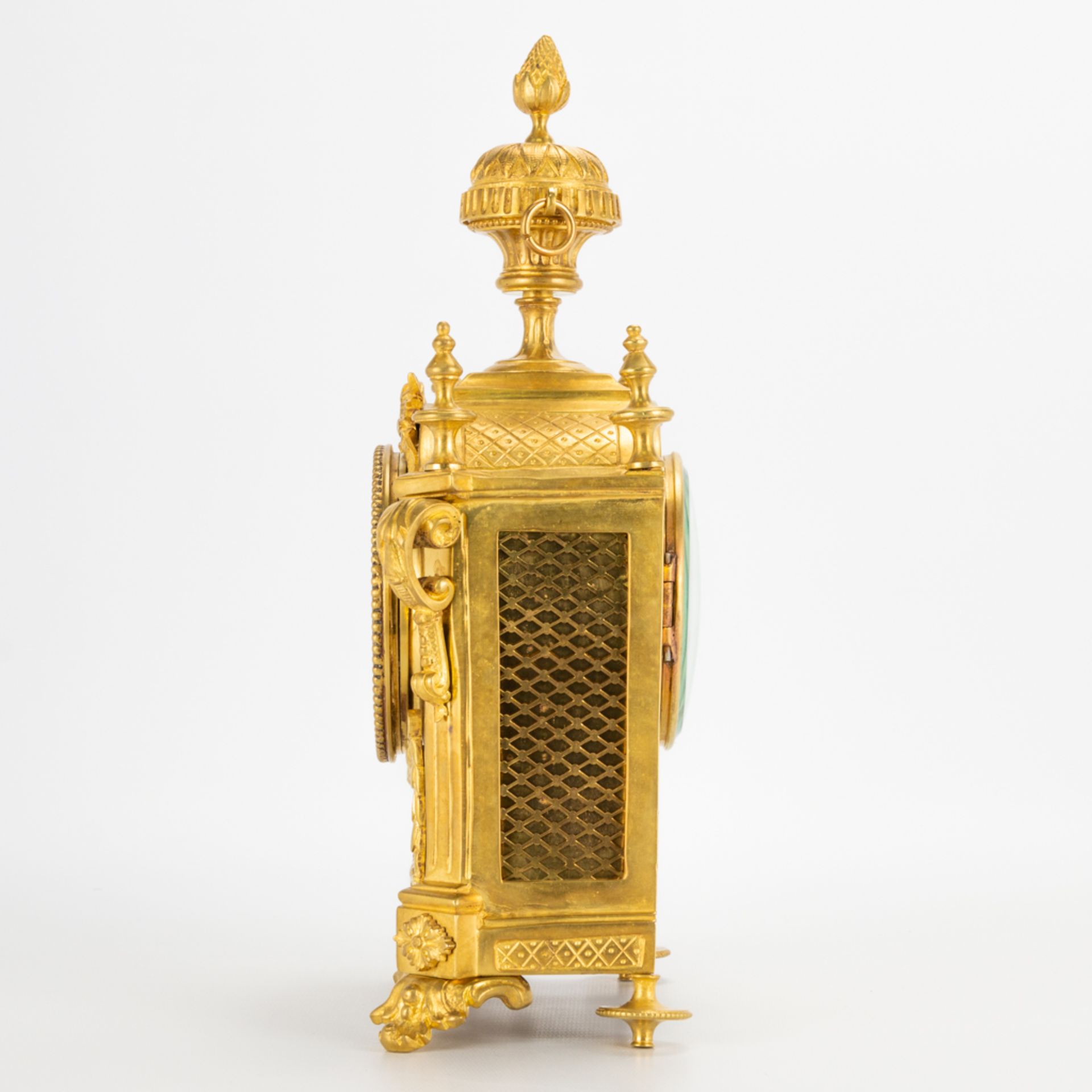 A ormolu gilt table clock made of bronze. 19th century. (10 x 17 x 31 cm) - Image 3 of 16