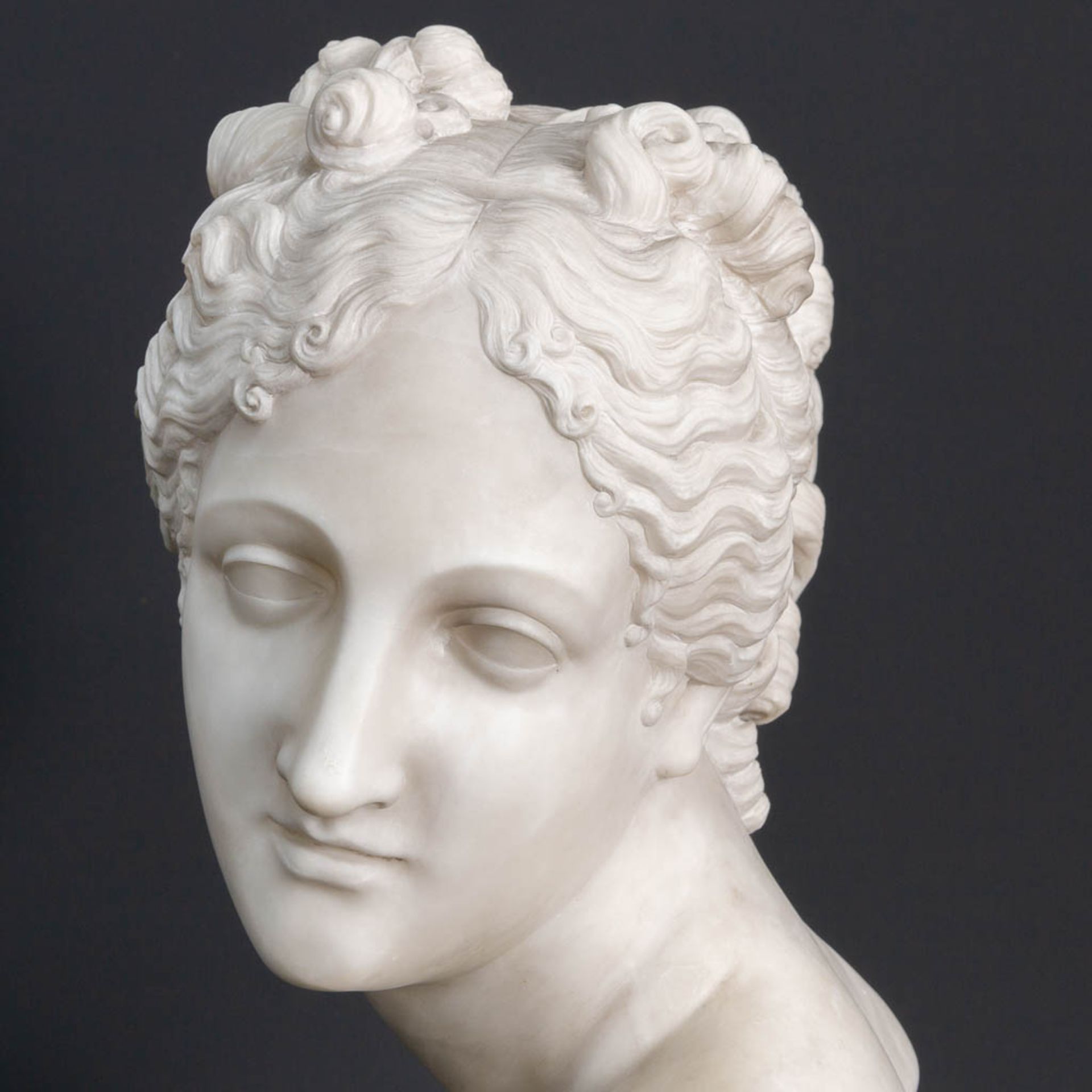 An imposing and beautiful bust of a lady, sculptured in white Carrara marble and marked G. Pettini a - Bild 7 aus 8