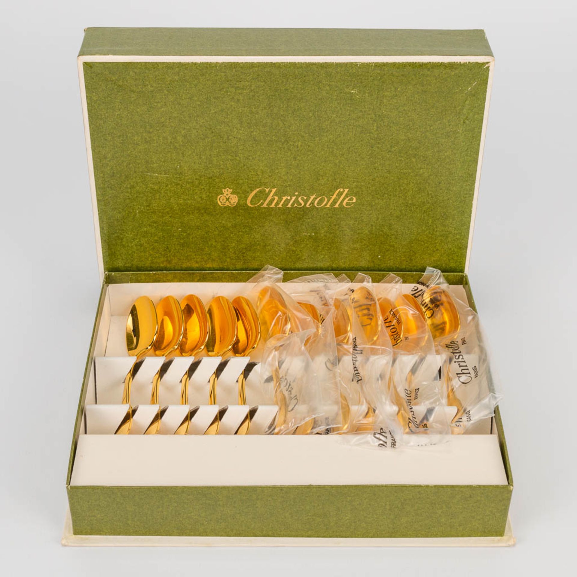 A collection of Christofle silver-plated and gold-plated items. 12 spoons, a cake server, 2 napkin r - Bild 4 aus 14