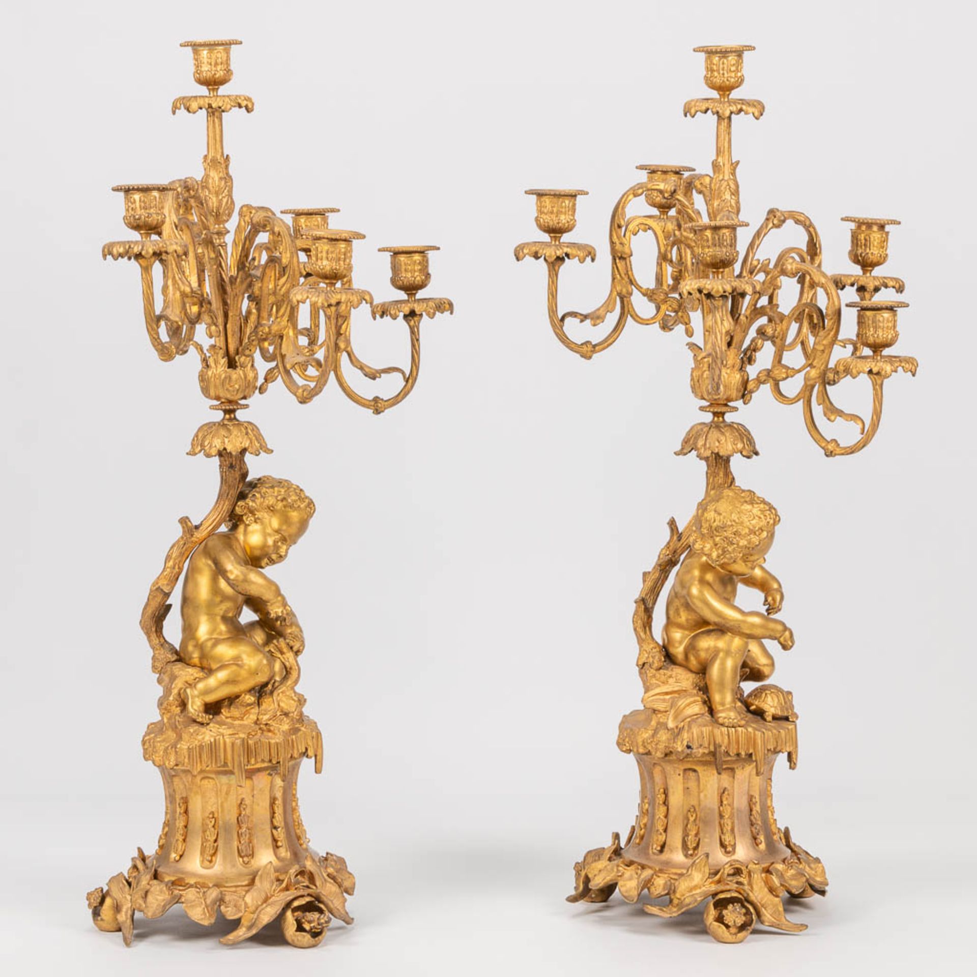 A pair of neoclassical candelabra decorated with putti, playing with pets. 19th century. (30 x 33 x  - Bild 2 aus 17