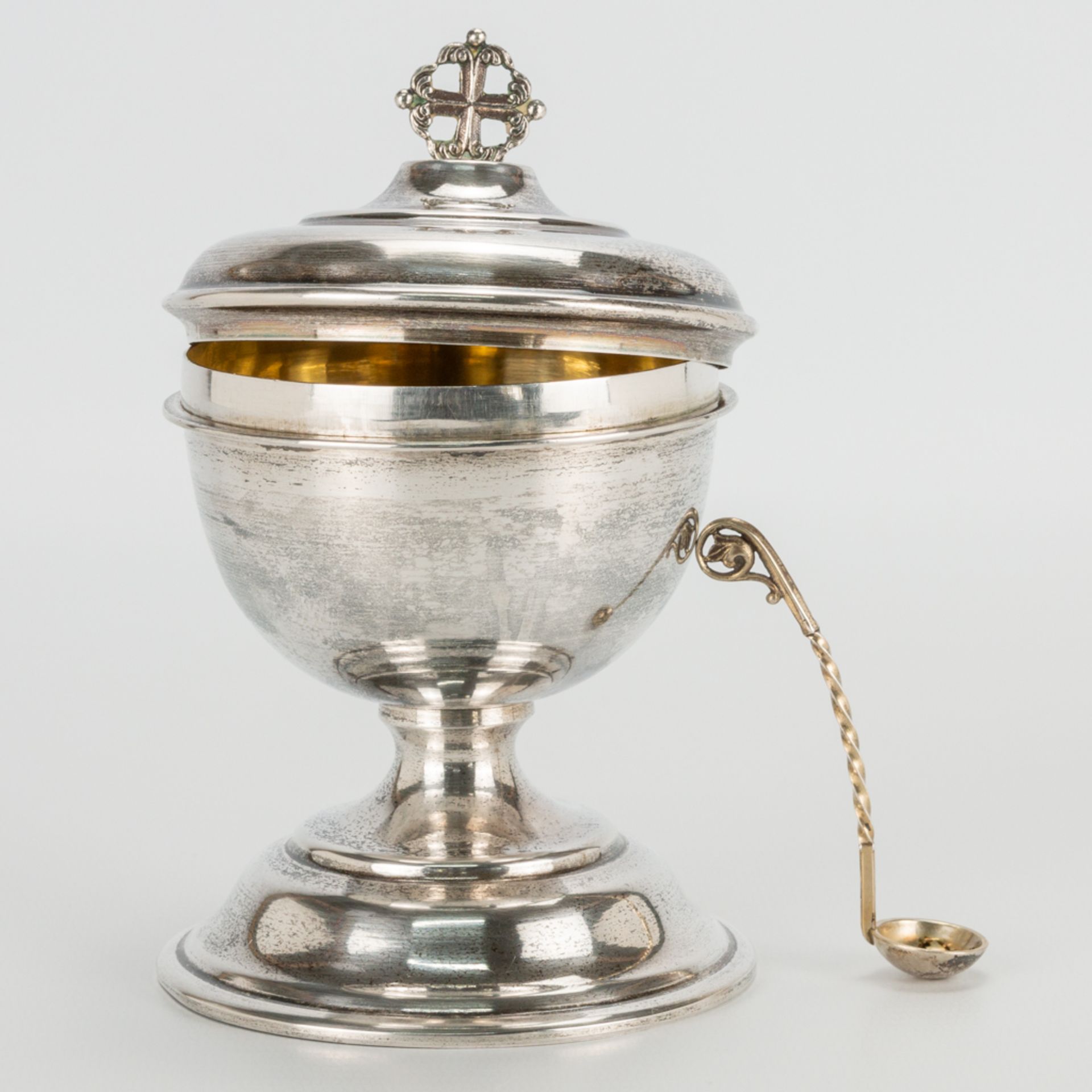 An antique silver ciborium with spoon. . (14 x 9 cm)