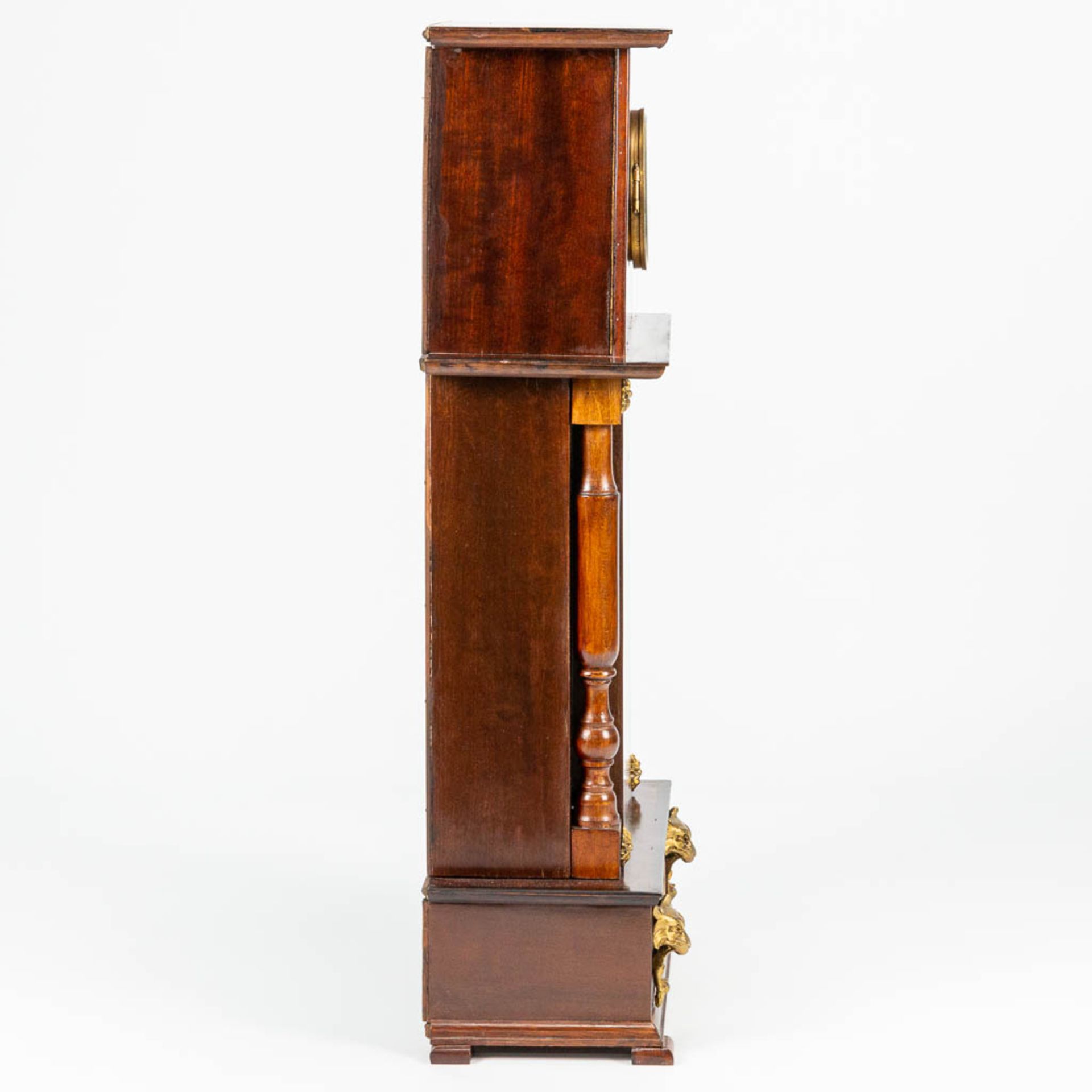 A table clock made of marquetry inlay, 19th century clock in a 20th century case. (17,5 x 34 x 73 cm - Image 4 of 16