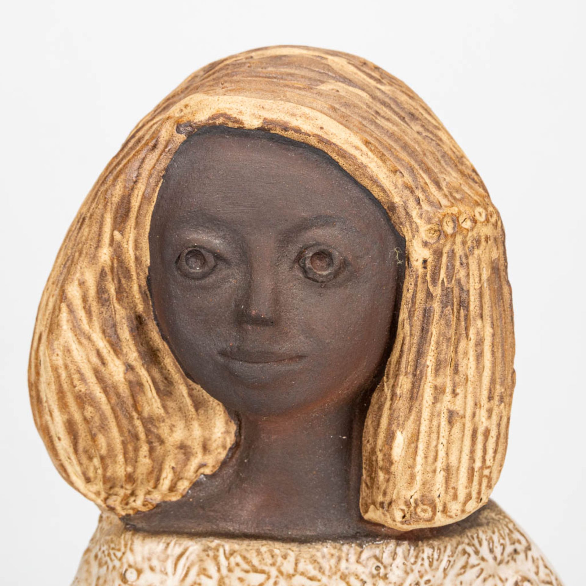 Elisabeth VANDEWEGHE (XX-XXI) a statue made of glazed ceramics for Perignem. (9 x 17 x 37 cm) - Bild 7 aus 9