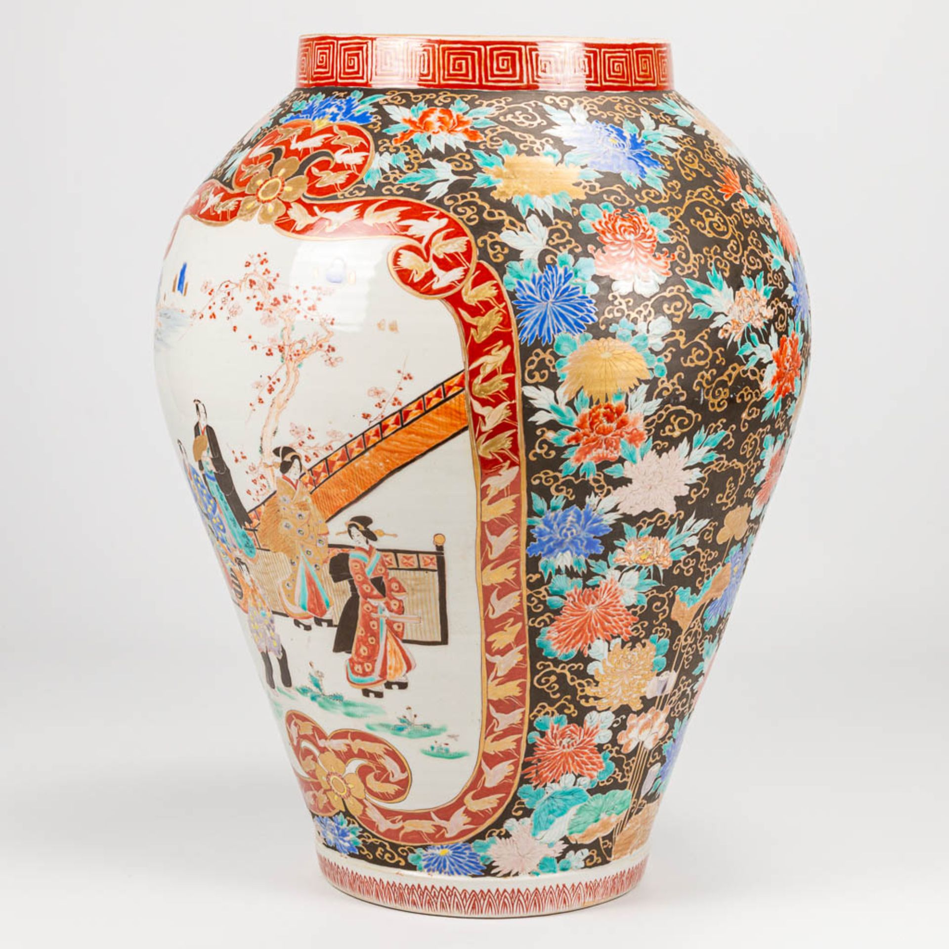 A large Imari display vase made of hand-painted porcelain in Japan. 19th/20th century. (60 x 42 cm) - Image 9 of 21