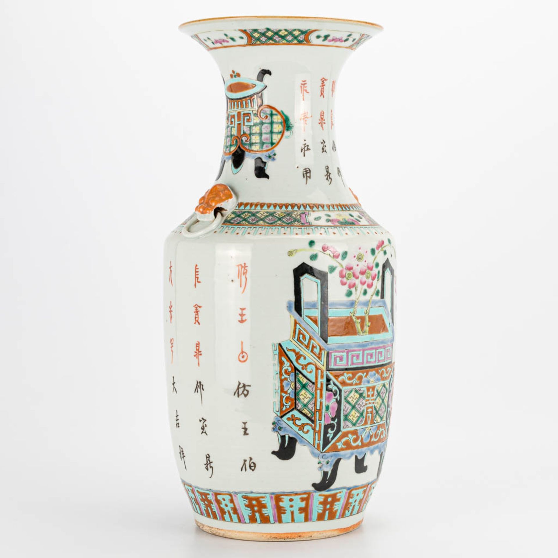 A chinese vase with decor of a planter. 19th/20th century. (43 x 20 cm) - Image 5 of 23