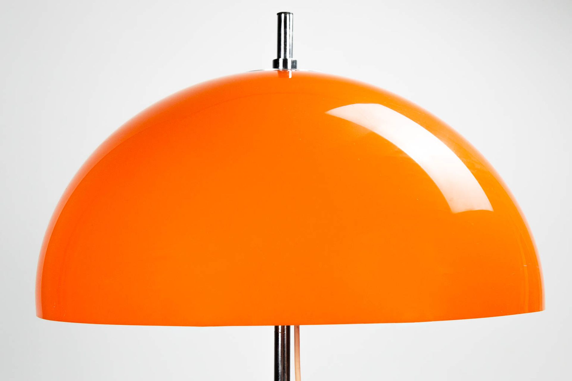 A standing lamp with orange acrylic lamp shade on metal base. Around 1970. (45 x 150 cm) - Bild 5 aus 10