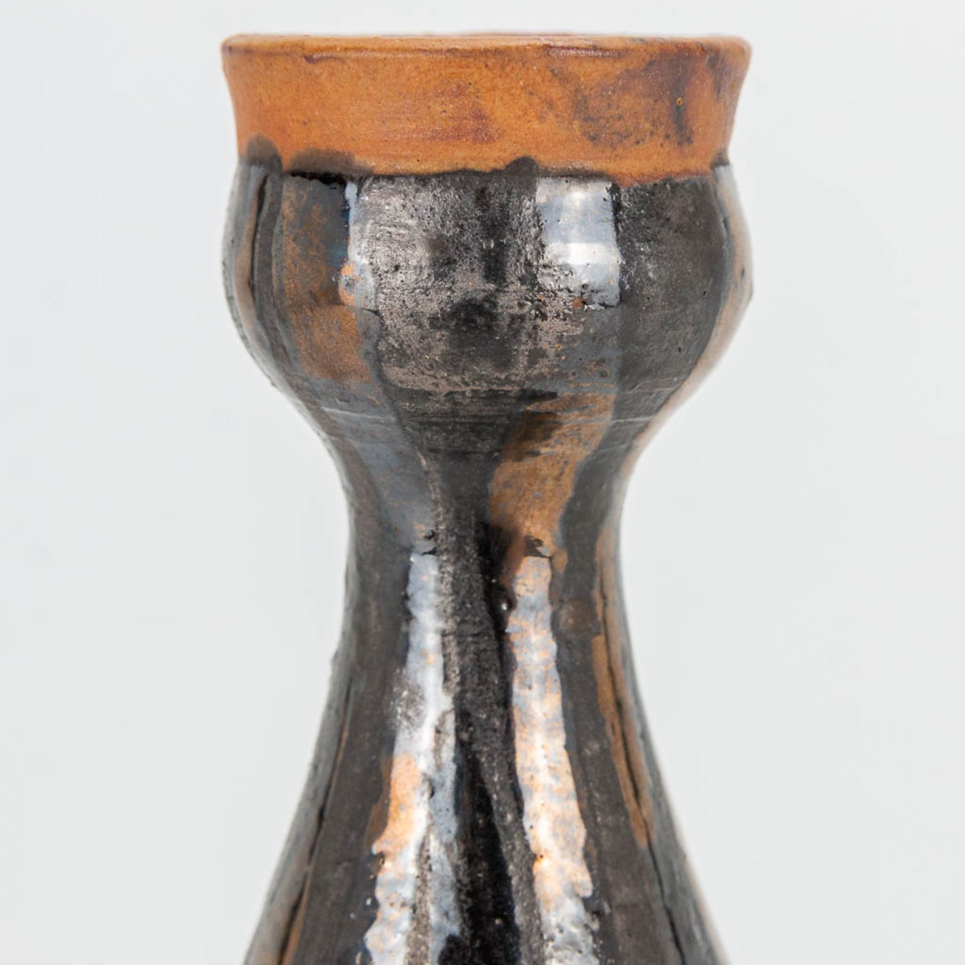 Elisabeth VANDEWEGHE (XX-XXI) A ceramic vase made for Perignem. Marked on the base. (9 x 26 cm) - Image 7 of 12