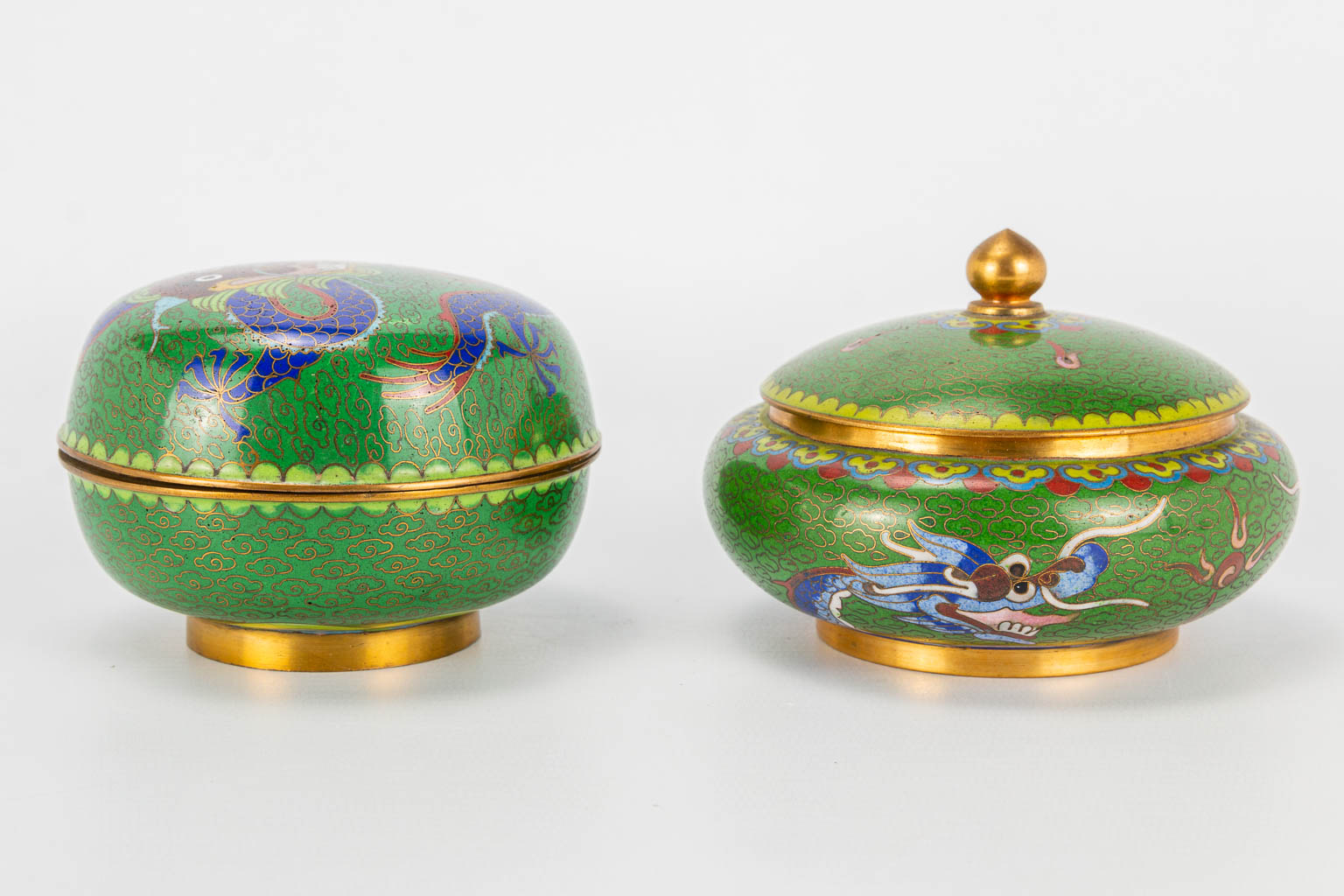 A collection of 2 jars and 2 candlesticks made of cloisonne bronze. (7 x 10 cm) - Image 9 of 16