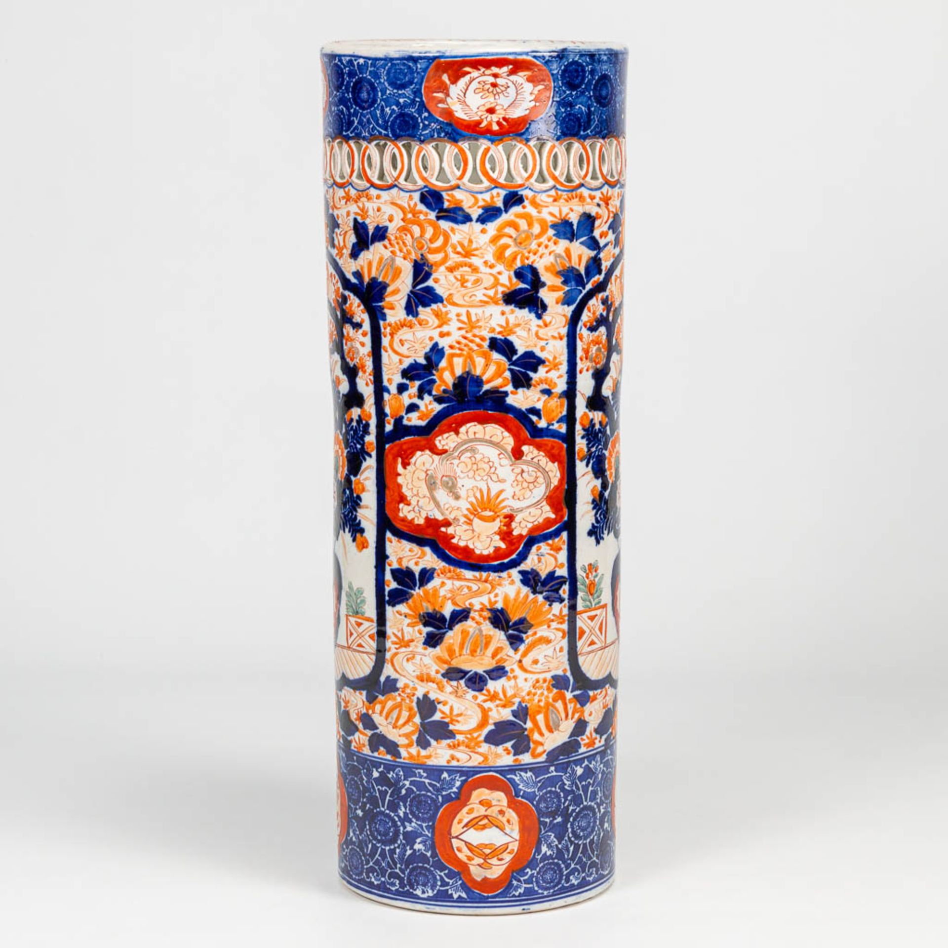 An Imari umbrella stand, vase made of porcelain in Japan. 19th/20th century. (61 x 22 cm) - Image 4 of 17