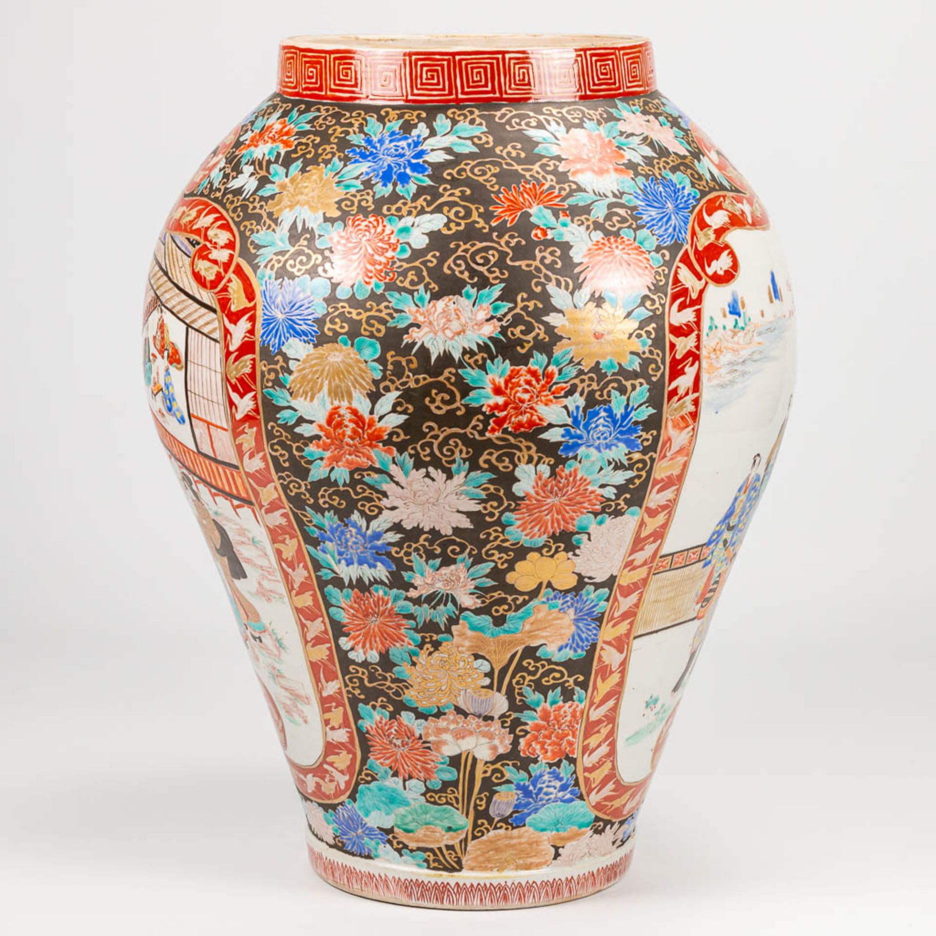 A large Imari display vase made of hand-painted porcelain in Japan. 19th/20th century. (60 x 42 cm) - Image 12 of 21