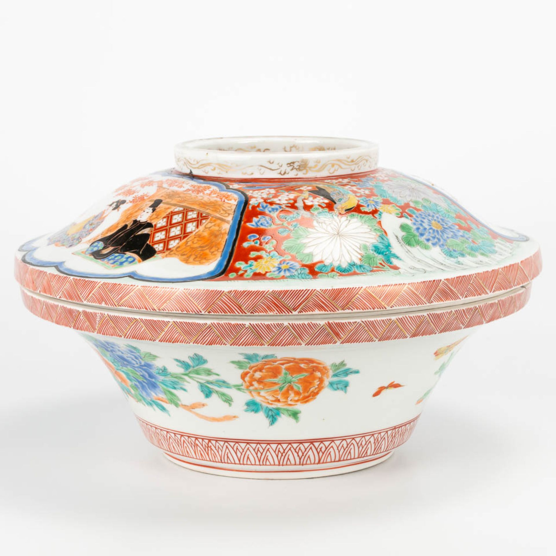 A collection of 2 pieces Japanese: Porcelain Imari rice bowl and a bronze vide poche. (20 x 33 cm) - Image 21 of 30