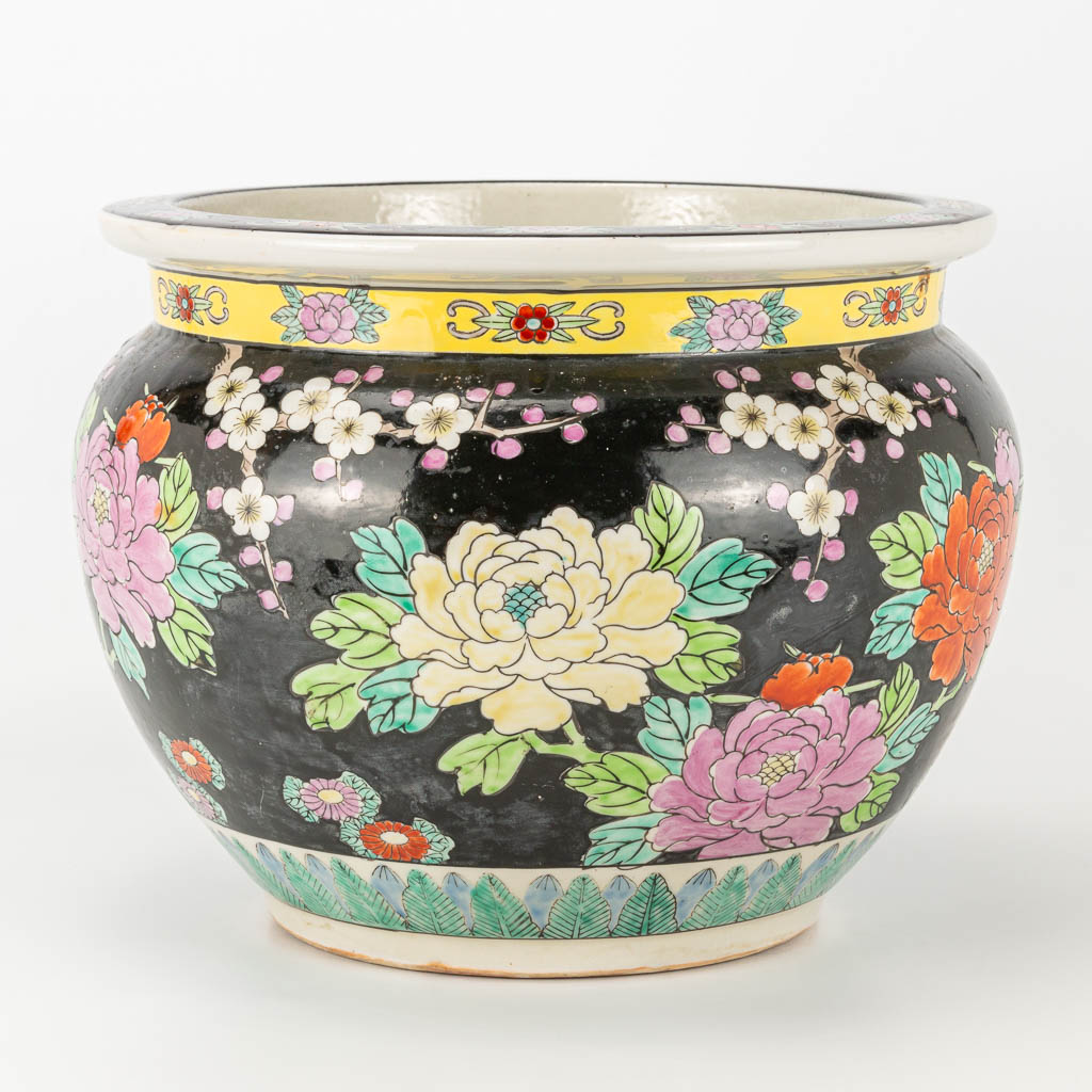 A large famille noir cache pot made of Chinese porcelain with images of birds and flowers. 20th cent - Image 5 of 17