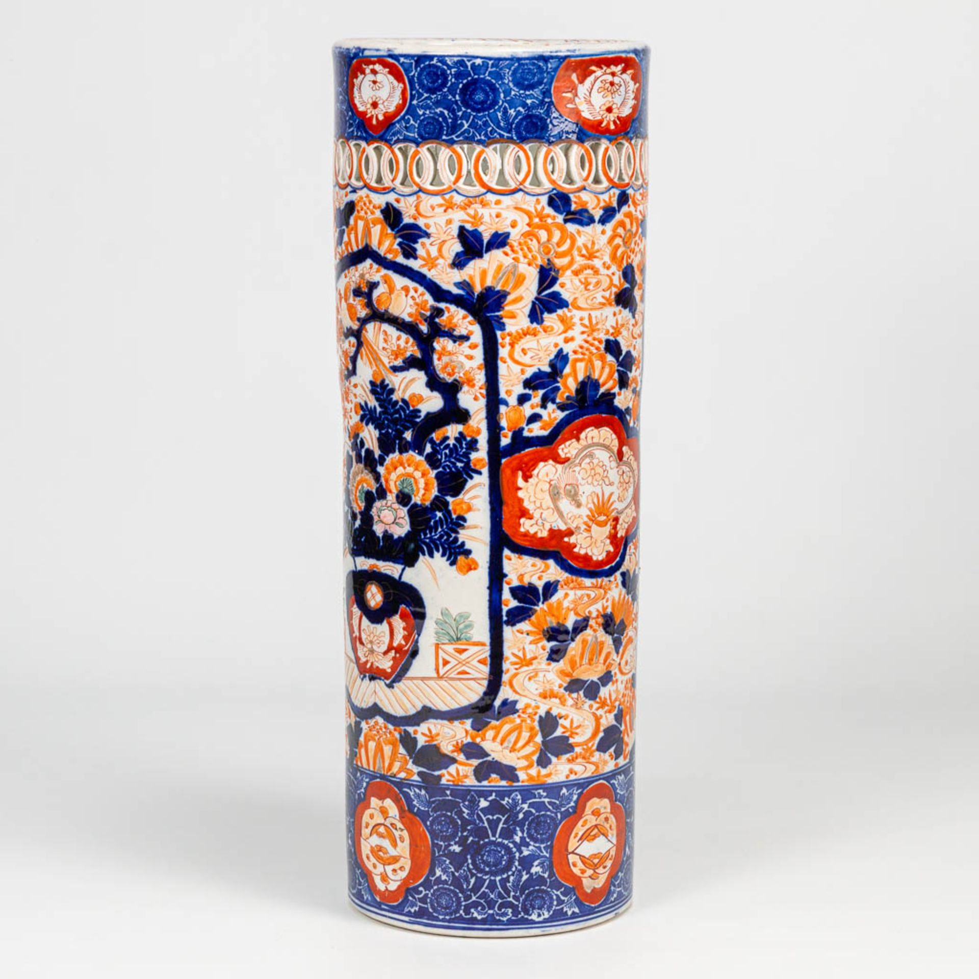 An Imari umbrella stand, vase made of porcelain in Japan. 19th/20th century. (61 x 22 cm) - Image 7 of 17