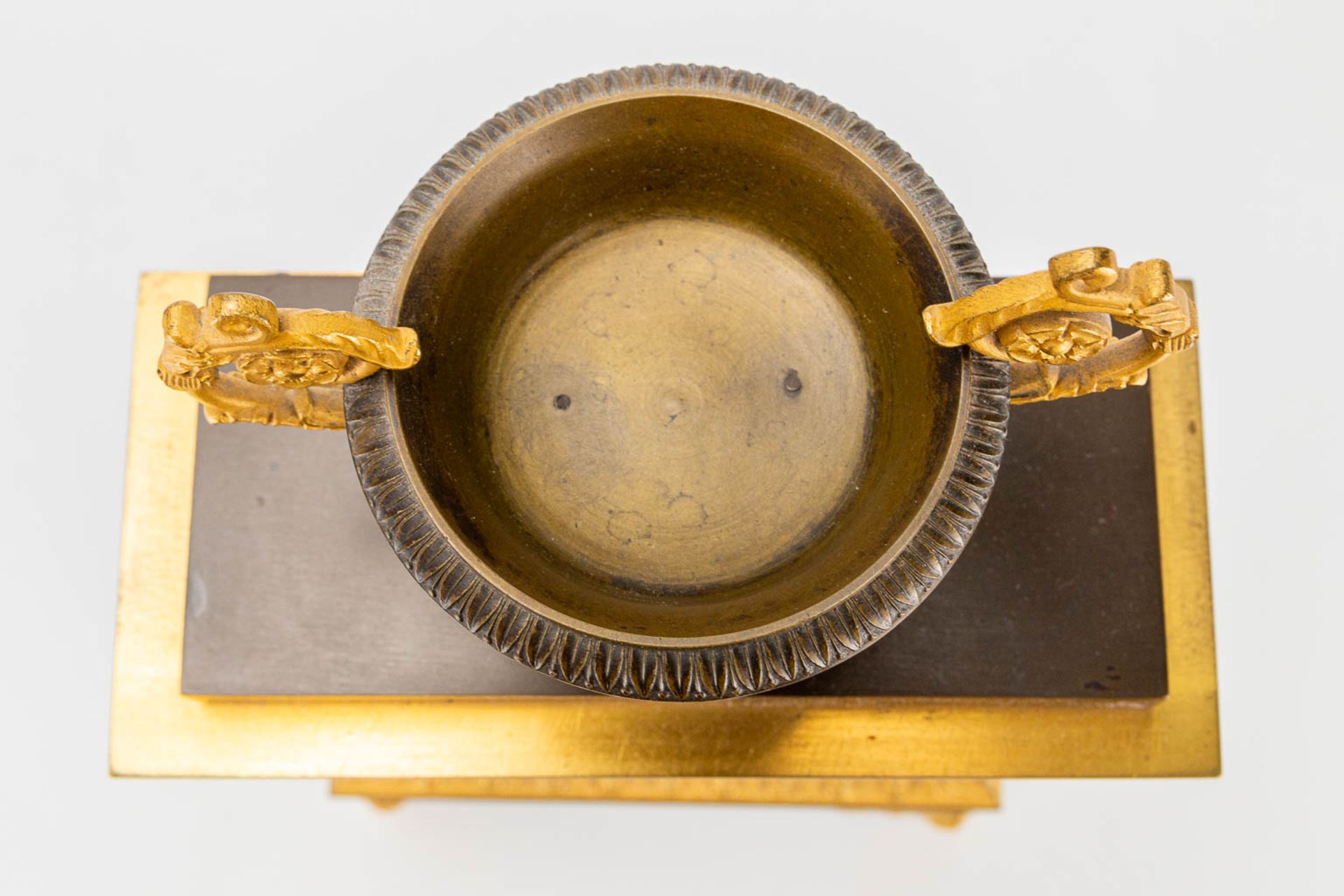 A table clock made in empire period of patinated and gilt bronze. 19th century. (10 x 19,5 x 46 cm) - Image 11 of 17