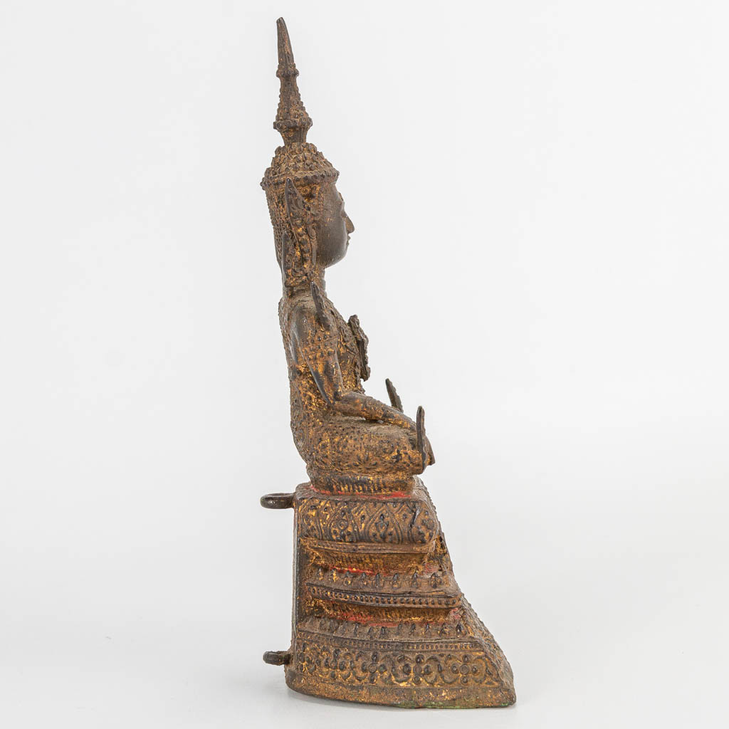 An antique Oriental Buddha, made of patinated bronze. Probably Thailand. (6,5 x 12 x 20 cm) - Image 3 of 10