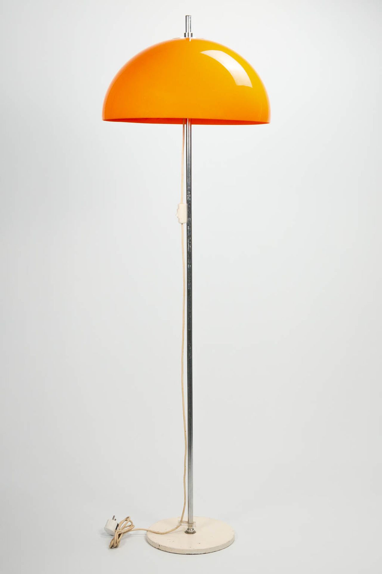 A standing lamp with orange acrylic lamp shade on metal base. Around 1970. (45 x 150 cm) - Bild 3 aus 10