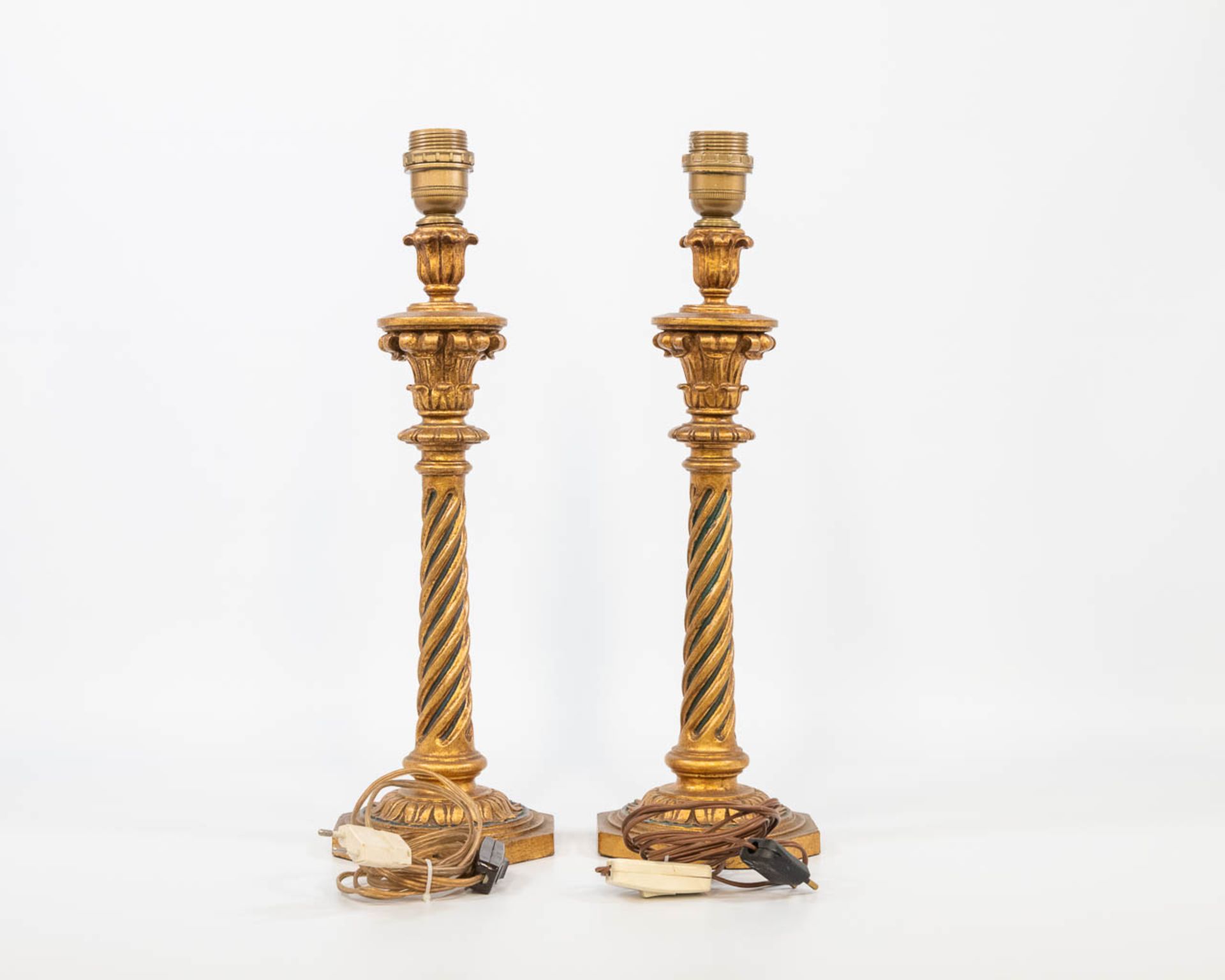 A pair of candlesticks made of gilt wood with green accents. The second half of the 20th century. (4 - Bild 2 aus 10