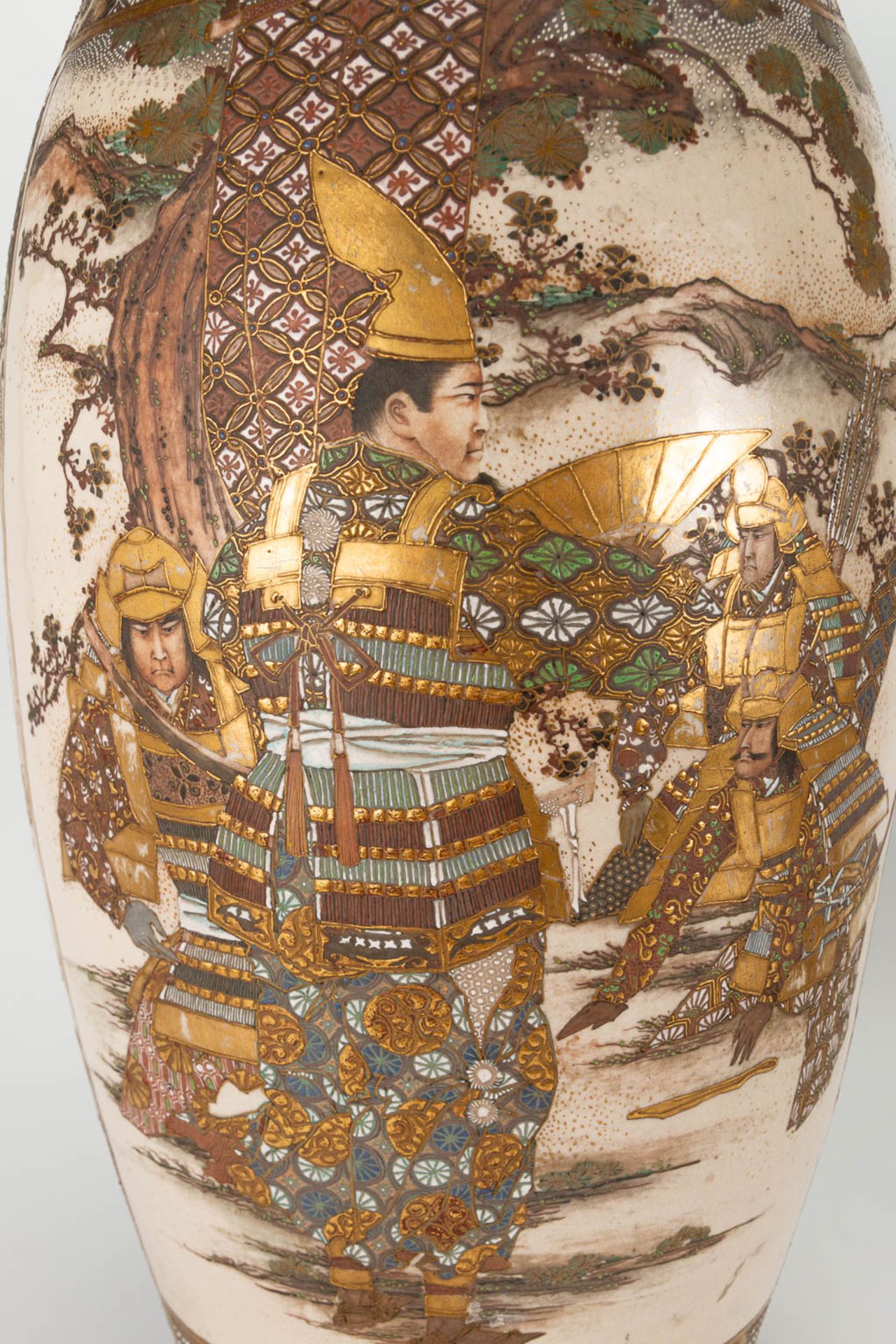A pair of Japanese Satsuma vases with decor of warriors standing on a wood base. 19th/20th century. - Image 17 of 22