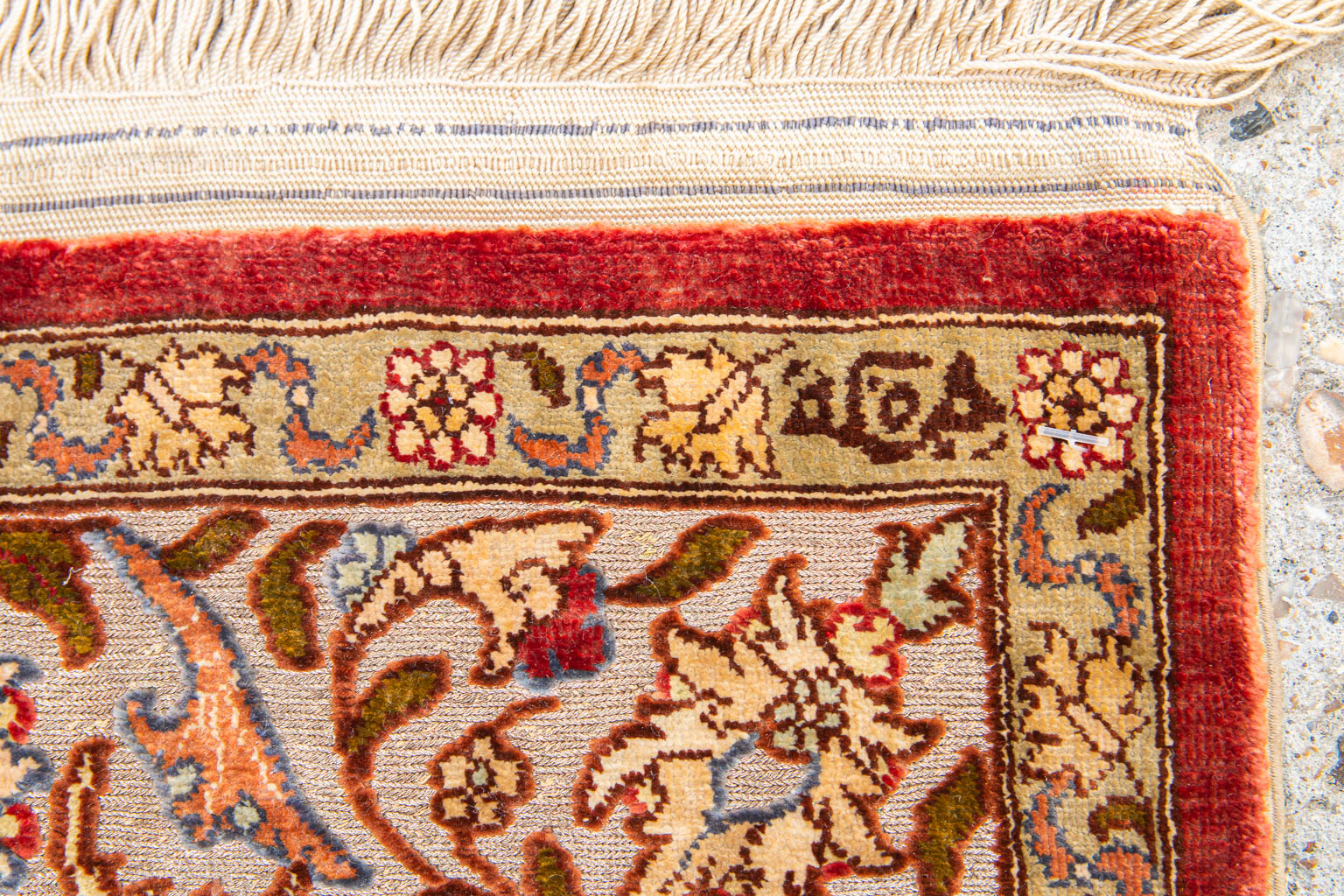 An Oriental hand-made prayer carpet made of silk and finished with gold thread. (58 x 87 cm) - Image 4 of 7