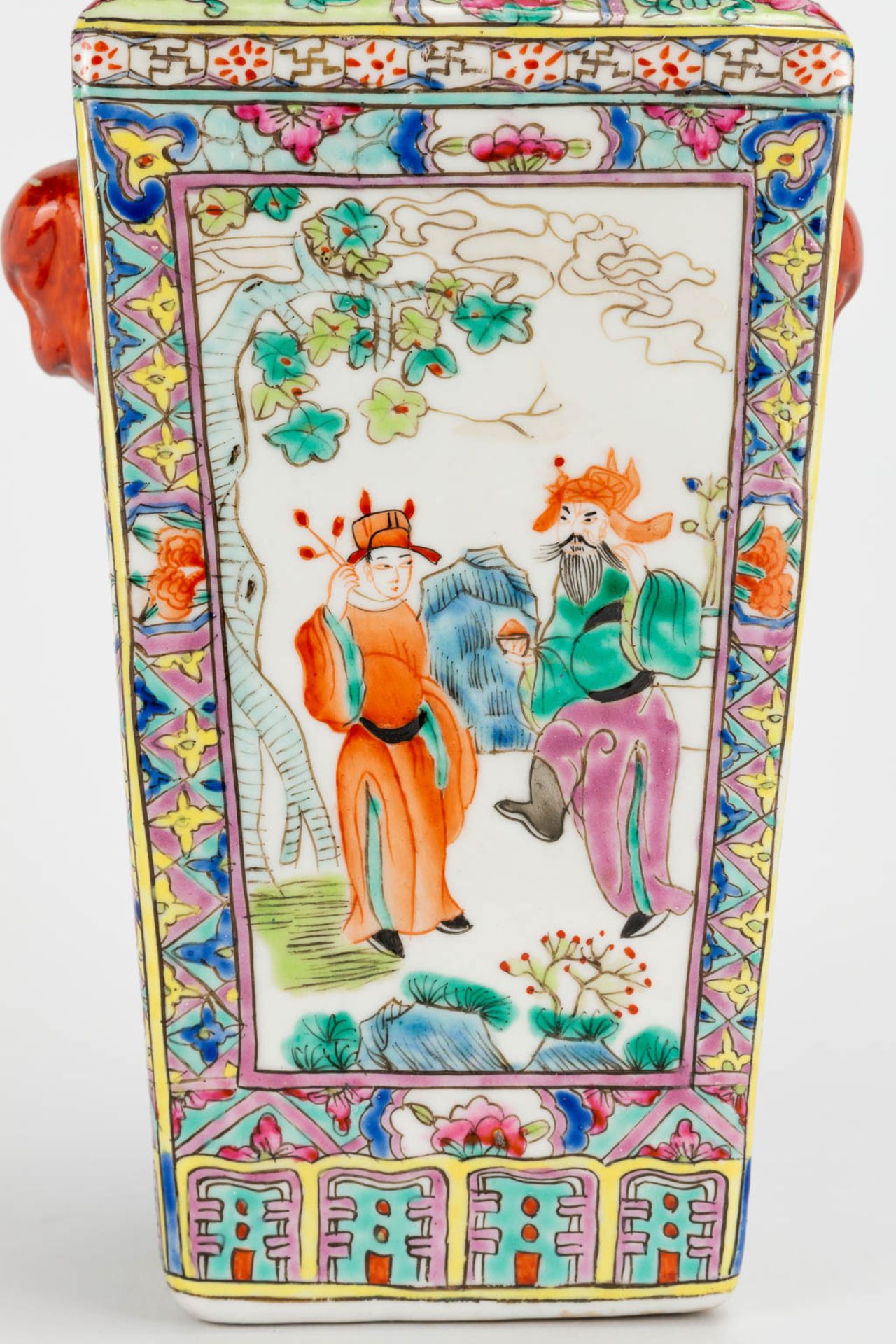 A collection of 2 Chinese vases with decor of emperors, playing children and ladies in court. 20th c - Image 27 of 29